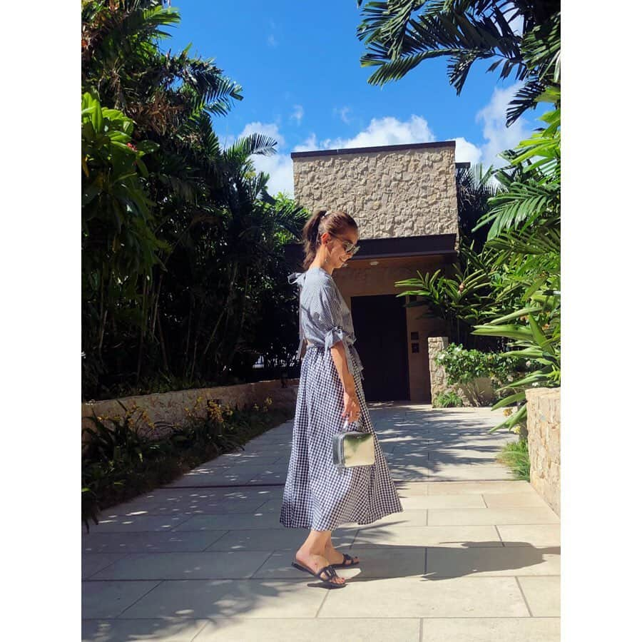 栗原佐知子さんのインスタグラム写真 - (栗原佐知子Instagram)「✴︎ バックスタイルがちょっと大胆な  @obli_official のワンピース👗💕 . ギンガムチェックが新鮮🥰 . . #vacation #hawaii #outfit #fashion #ootd #coordinate #stylepost #ootd_cob #instafashion #instadaily #instalike #instagood #instapic #instatravel #obli #markcross #hermes #コーディネート #コーデ #今日のコーデ #ファッション #ハワイ #オブリ」7月11日 19時36分 - sachiko__kurihara