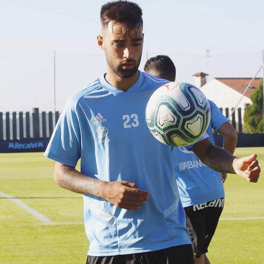 セルタ・デ・ビーゴさんのインスタグラム写真 - (セルタ・デ・ビーゴInstagram)「Magic! 🎩 . @braismendez10 tiene el poder de controlar los balones con la mirada. 😜 . #IstoVaiDeCorazón #HighQuality #Magic #PreSeason #Training」7月11日 19時42分 - rccelta