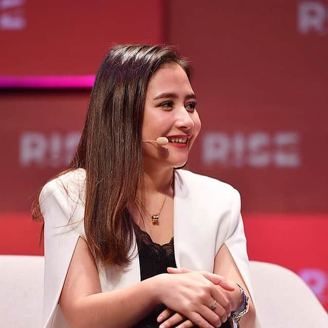 Prilly Latuconsinaさんのインスタグラム写真 - (Prilly LatuconsinaInstagram)「A million “thank yous” to @riseconfhq for the opportunity to speak on such an important stage before the brightest tech minds from around the world. Although it was nerve-wrecking at the beginning since it was my first time ever speaking at an event at this calibre, but no words can describe how I thrilled I was by the experience. I hope my two-cent would mean something to anyone that was there today.  #riseconf  #centerstage  #hongkong」7月11日 19時44分 - prillylatuconsina96