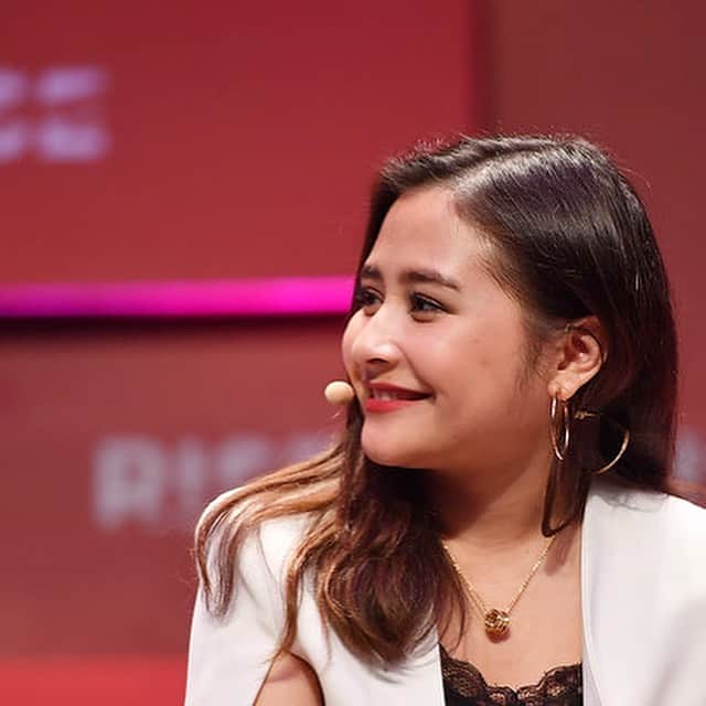 Prilly Latuconsinaさんのインスタグラム写真 - (Prilly LatuconsinaInstagram)「A million “thank yous” to @riseconfhq for the opportunity to speak on such an important stage before the brightest tech minds from around the world. Although it was nerve-wrecking at the beginning since it was my first time ever speaking at an event at this calibre, but no words can describe how I thrilled I was by the experience. I hope my two-cent would mean something to anyone that was there today.  #riseconf  #centerstage  #hongkong」7月11日 19時44分 - prillylatuconsina96