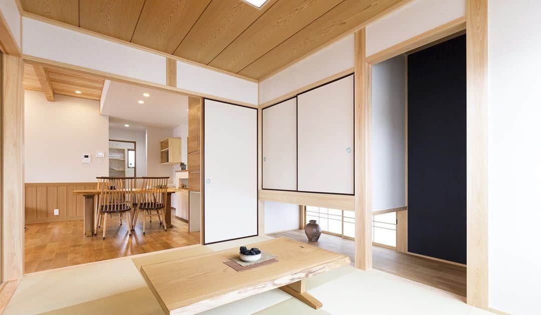 OKOCHI STYLE(香川県) さんのインスタグラム写真 - (OKOCHI STYLE(香川県) Instagram)「自然素材を使い、住まう人に優しい家。 収納スペースを各所に設け、客間にも、お子様のお昼寝スペースにもなる使い勝手の良い和モダンの家。  この土日は完成見学会を開催します。 詳しくはHPをご覧ください🌟  大河内工務店の家づくりはこちらをご覧ください ーーーーーーーーー @okochi.komuten  ーーーーーーーーー  資料請求専用インスタ始めました！ 家づくりの資料請求はこちらから ーーーーーーーー @request_ok ーーーーーーーー  街角リゾート木きん堂倶楽部のインスタもご覧ください(カフェ&ギャラリー情報)🌟 ーーーーーーーーー @mokkindou.cafe  ーーーーーーーーー  #リビング#ダイニング #キッチン#無垢 #自然素材 #住宅#木の家 #工務店 #建築#設計 #自由設計 #注文住宅 #完成見学会 #新築 #一戸建て #自然と暮らす#丁寧な暮らし#楽暮らしを楽しむ#家 #家づくり #家族 #マイホーム #マイホーム計画 #住宅 #デザイン#高松市 #坂出市 #香川県 #三豊市#大河内工務店」7月11日 19時46分 - okochi.komuten