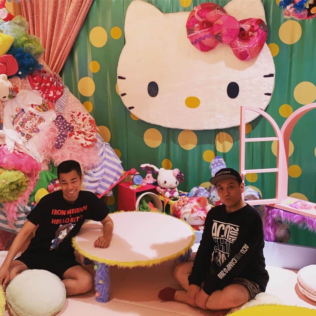 善し さんのインスタグラム写真 - (善し Instagram)「くつろいでますぅ。  #kawaiimonstercafe #kitty」7月11日 19時54分 - cowcow44