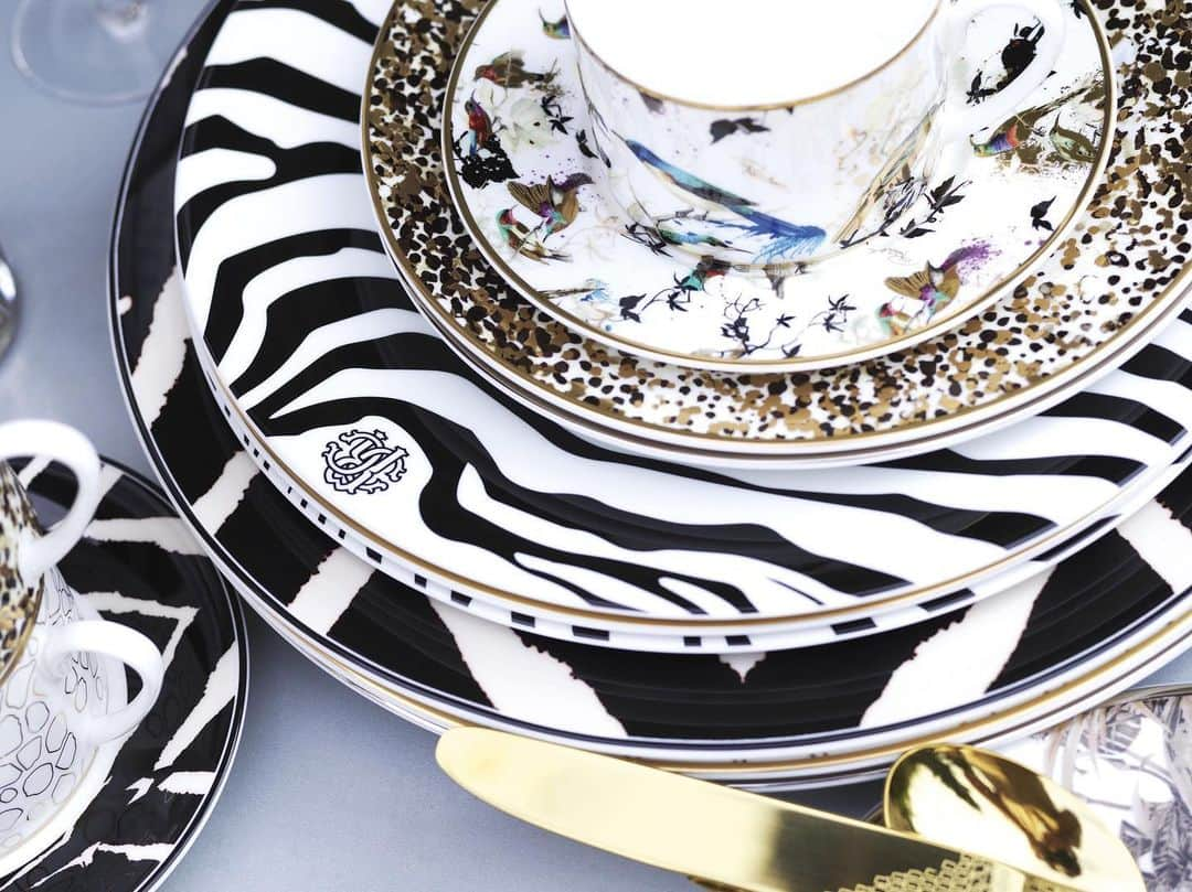 ロベルトカバリさんのインスタグラム写真 - (ロベルトカバリInstagram)「#RobertoCavalliHome - Featuring an elegant range of luxurious porcelain with animalier prints, floral motifs and ornate trims making a statement addition to any table. #RobertoCavalli  #getInsideRChome」7月11日 19時54分 - roberto_cavalli