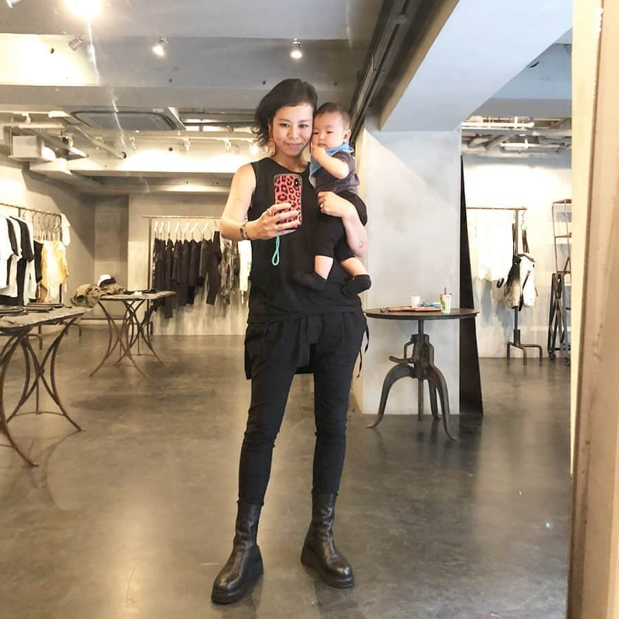 のインスタグラム：「展示会のお手伝い。子連れでは仕事になりませぬ、、、。 ジョッパーズは再入荷待ち、カットソーは完売してしまいました。。。すみません🙇‍♀️ 【森本容子セレクト オンラインストア】http://ymdo.tokyo ※新作お知らせから発売開始時間までも【在庫切れ】と表示されておりますので注意ください。 ※商品のお問い合わせ、質問はオンラインストアへお願い致します。  @kariangofficial @ymdoshop @bankertokyo @yocomorimoto #bankertokyo #ymdoshop #kariang #banker #tokyo #denim #japanmade #カリアング#バンカートーキョー #バンカー東京#レディスウェア#今日のコーデ#カットソー#コーディネート#森本容子#キッズウエア #マタニティウエア #マタニティ#マタニティコーデ #がんばれ高齢出産 #fashion #yocomorimoto  #生後5ヶ月#生後6ヶ月 #離乳食」