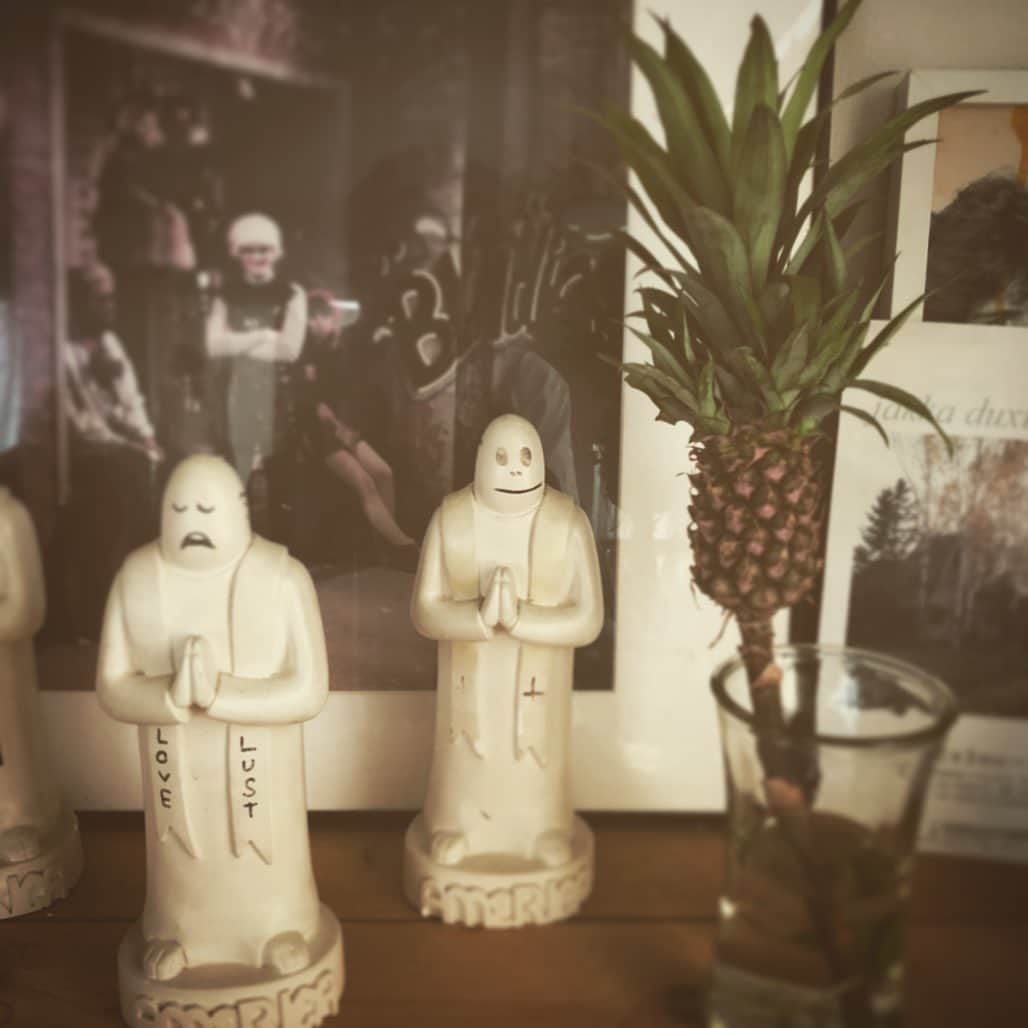 のインスタグラム：「. . Today was a strange day. Let's not think too much about it. . anyway... What shall I cook.... I’m hungry... ... #markgonzales  #jeanmichelbasquiat  #yokoono #pattysmith  #robertmapplethorpe . .」