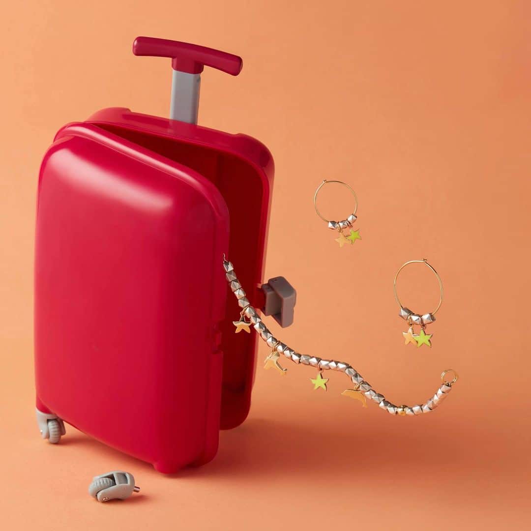 ドドさんのインスタグラム写真 - (ドドInstagram)「ARGH! Your suitcase decided to desert you? No panic: act cool and wear DoDo. . . . . #dodojewels #dodocharm #dodosummer #thatawkwardmoment #thatdodomoment #bracelet #earrings」7月11日 20時05分 - dodojewels
