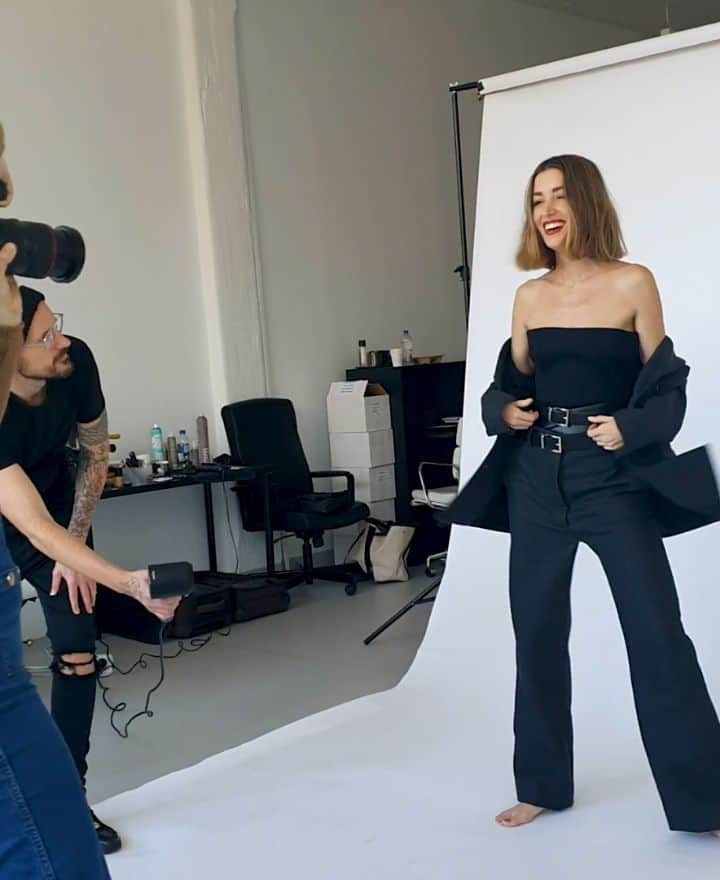 カルメン・ハミルトンのインスタグラム：「You know what they say... it takes a village! Fun on set with @ameliajdowd, @katieangusmakeupartist, @stuartbane_valonz, @gemmakeil and @phoebewolfe ❤」