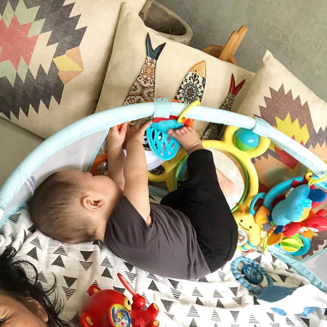 森本容子さんのインスタグラム写真 - (森本容子Instagram)「なんとー！車を代官山に忘れて帰宅してしまったーーー！！！！ #はじめてじゃない #たまにある #信じられない  写真は息子の激しい遊び方 【森本容子セレクト オンラインストア】http://ymdo.tokyo ※新作お知らせから発売開始時間までも【在庫切れ】と表示されておりますので注意ください。 ※商品のお問い合わせ、質問はオンラインストアへお願い致します。  @kariangofficial @ymdoshop @bankertokyo @yocomorimoto #bankertokyo #ymdoshop #kariang #banker #tokyo #denim #japanmade #カリアング#バンカートーキョー #バンカー東京#レディスウェア#今日のコーデ#カットソー#コーディネート#森本容子#キッズウエア #マタニティウエア #マタニティ#マタニティコーデ #がんばれ高齢出産 #fashion #yocomorimoto  #生後5ヶ月#生後6ヶ月 #離乳食」7月11日 19時59分 - yocomorimoto