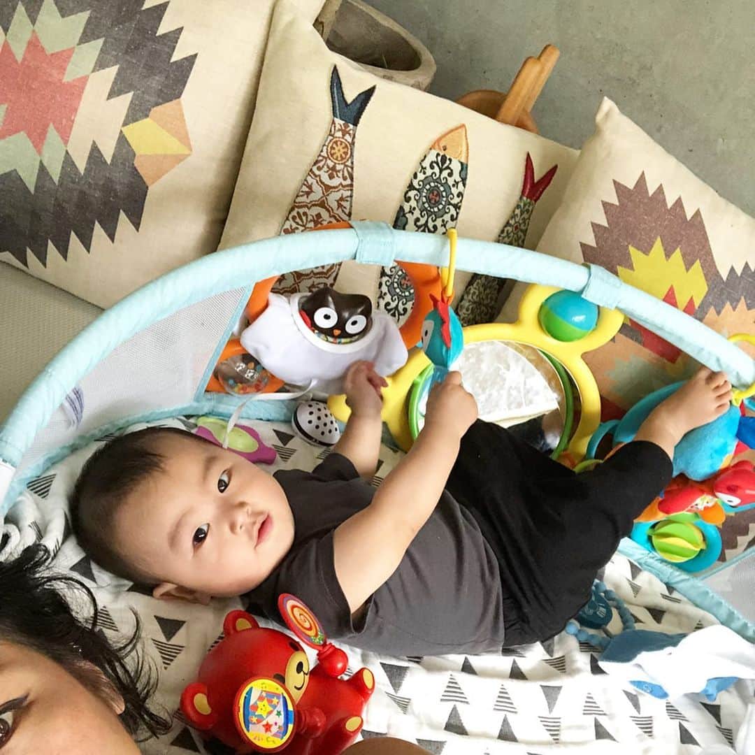 森本容子さんのインスタグラム写真 - (森本容子Instagram)「なんとー！車を代官山に忘れて帰宅してしまったーーー！！！！ #はじめてじゃない #たまにある #信じられない  写真は息子の激しい遊び方 【森本容子セレクト オンラインストア】http://ymdo.tokyo ※新作お知らせから発売開始時間までも【在庫切れ】と表示されておりますので注意ください。 ※商品のお問い合わせ、質問はオンラインストアへお願い致します。  @kariangofficial @ymdoshop @bankertokyo @yocomorimoto #bankertokyo #ymdoshop #kariang #banker #tokyo #denim #japanmade #カリアング#バンカートーキョー #バンカー東京#レディスウェア#今日のコーデ#カットソー#コーディネート#森本容子#キッズウエア #マタニティウエア #マタニティ#マタニティコーデ #がんばれ高齢出産 #fashion #yocomorimoto  #生後5ヶ月#生後6ヶ月 #離乳食」7月11日 19時59分 - yocomorimoto