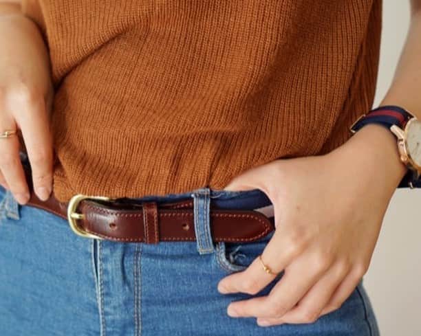 のインスタグラム：「Add some pep to your step with a little prep! ⠀⠀⠀⠀⠀⠀⠀⠀⠀ ⠀⠀⠀⠀⠀⠀⠀⠀⠀ Our collection of belts pair well with a smart suit, jeans and shorts. Perfect for work or a picnic in the park. 💛⠀⠀⠀⠀⠀⠀⠀⠀⠀ ⠀⠀⠀⠀⠀⠀⠀⠀⠀ Made here in England with genuine leather and brass fittings. 🇬🇧⠀⠀⠀⠀⠀⠀⠀⠀⠀ ⠀⠀⠀⠀⠀⠀⠀⠀⠀ 📷: @solotravel_lillian」