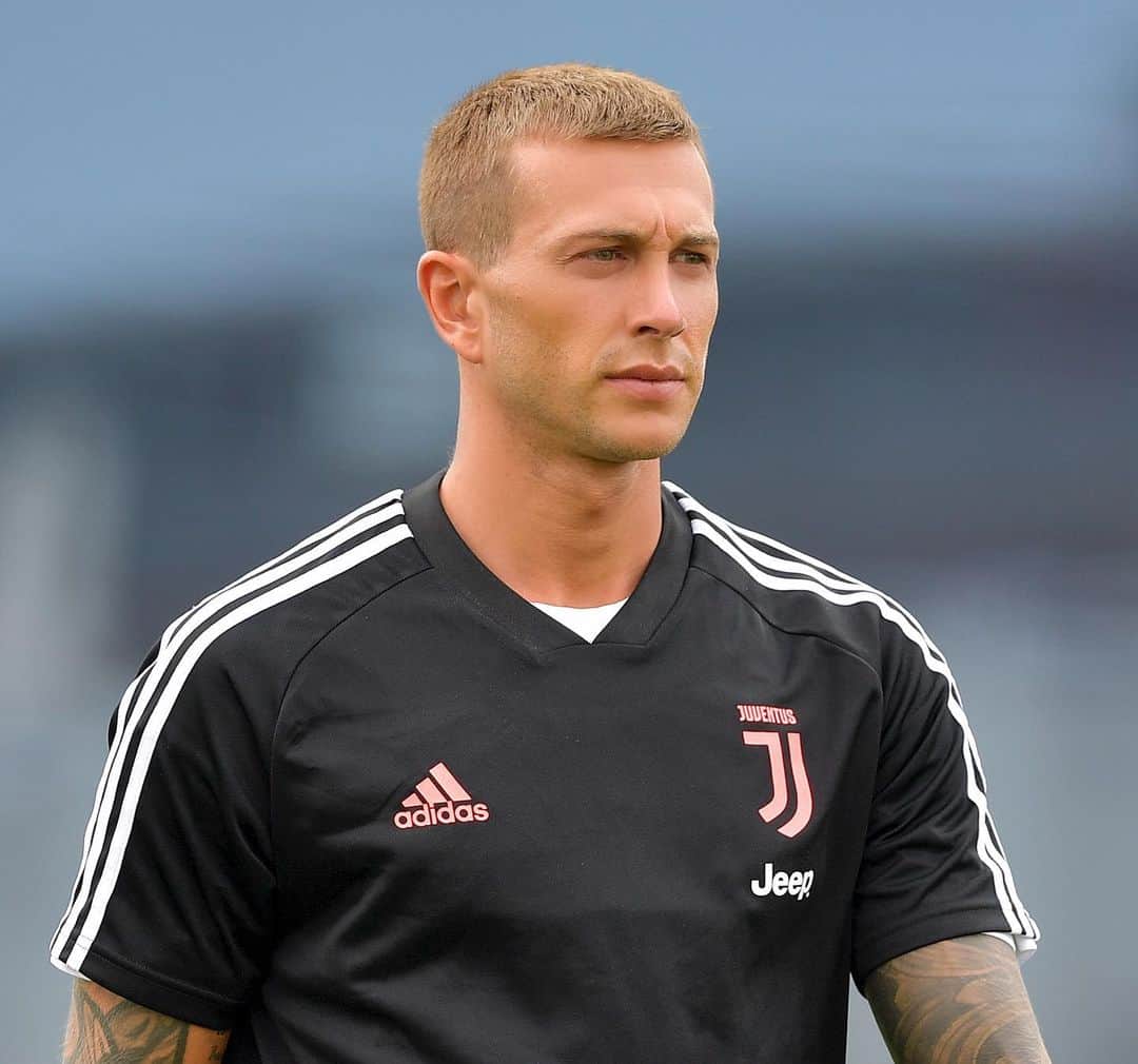 フェデリコ・ベルナルデスキのインスタグラム：「Good to be back 🤟🏻😃 #rockngoal #finoallafine」