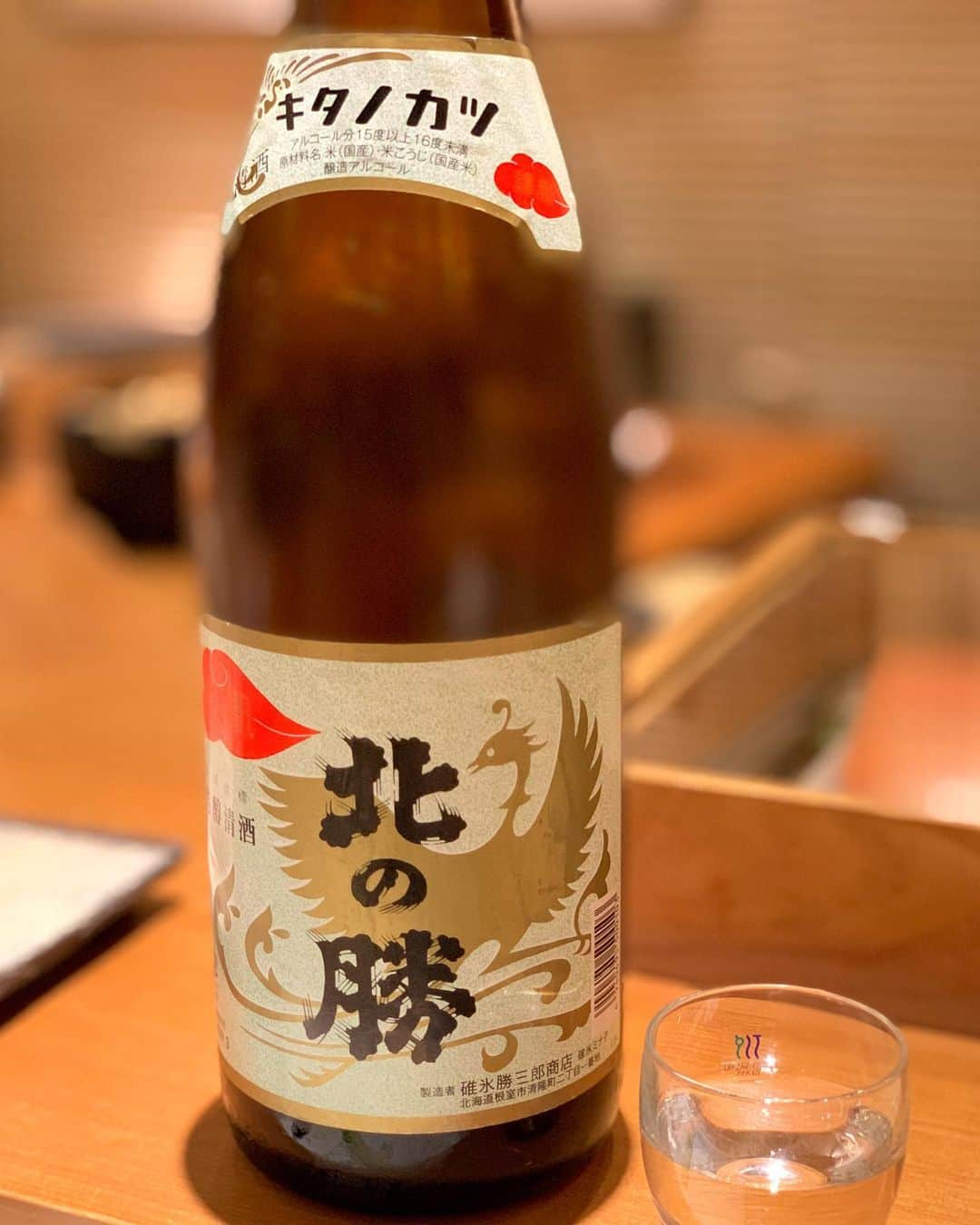 吉村優さんのインスタグラム写真 - (吉村優Instagram)「久しぶりの日本酒日記🍶北海道♡ * 去年は資格勉強に必死で 記録に残しながら勉強していたのに SAKE DIPLOMA取ってからは ほとんど記憶にしか残していなくて笑 飲む専門に走っていましたっ🤣 出張も久しぶりでしたしね（言い訳っ笑） * てことで札幌出張で お魚と北海道の日本酒〜😘 ①#雪ふるる #純米吟醸 #札幌 ②#北の勝 #鳳凰 #根室  ③#鬼ころし #国稀 #増毛  ④#三千盛 #純米大吟醸 #多治見 最後は岐阜のお酒🙋‍♀️ * ちなみに ジンギスカンの時は 焼酎炭酸割り〜😘レモン入り♡🍋 塩ジンギスカン初めて〜🐏✨✨ ラムも久しぶりだけど やっぱりヘルシ〜 なのにしっかり旨味もあって 美味しかったですっ🙏🤤♡ * #hokkaido #sake #japanesesake  #北海道 #日本酒 #酒 #焼酎 #sakediploma  #ジンギスカン #八仙 #ラム #肉 #グルメ」7月11日 20時03分 - yuyoshimura87