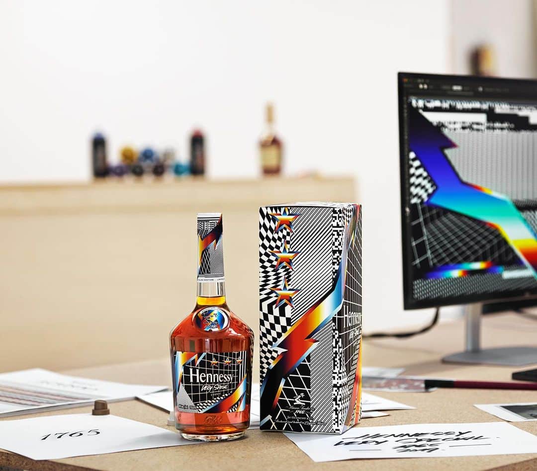 LVMHさんのインスタグラム写真 - (LVMHInstagram)「@Hennessy Very Special x @FelipePantone Each year Maison Hennessy invites a guest artist to revisit the design of its  Very Special cognac bottle.  For 2019, Felipe Pantone decked out Hennessy Very Special with his signature kinetic shapes. Please drink responsibly. _ #HennessyVerySpecial #Hennessy #FelipePantone #RemixingThePresent #LVMH」7月11日 20時06分 - lvmh