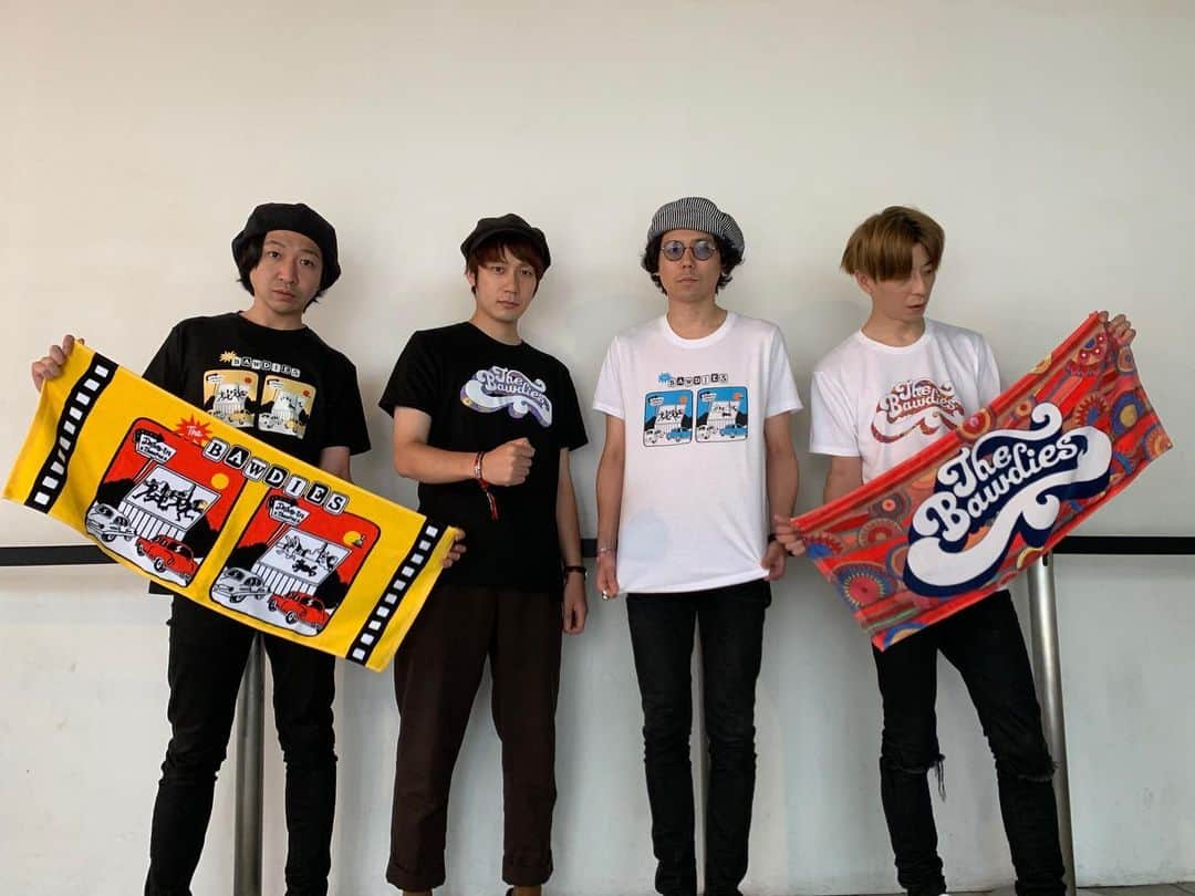 THE BAWDIESさんのインスタグラム写真 - (THE BAWDIESInstagram)「明後日7月13日の「JOIN ALIVE 2019」からSUMMER GOODS発売です！！ 鉄板コンビのイラストレーターToyamegデザイン＆TAXMANプロデュースの「Drive-in Theatre」シリーズと定番のロゴTがサイケデリックなデザインになって登場！！ 今年の夏もBAWDIESグッズ着とけば間違いないぜ！ どれにする？どれにする？！ えーい！全部買っちゃえ〜！ どんだけ〜！！ #thebawdies #summergoods #toyameg #気に入ったやつだけ買ってね笑 #どんだけー #joinalive」7月11日 20時08分 - thebawdies