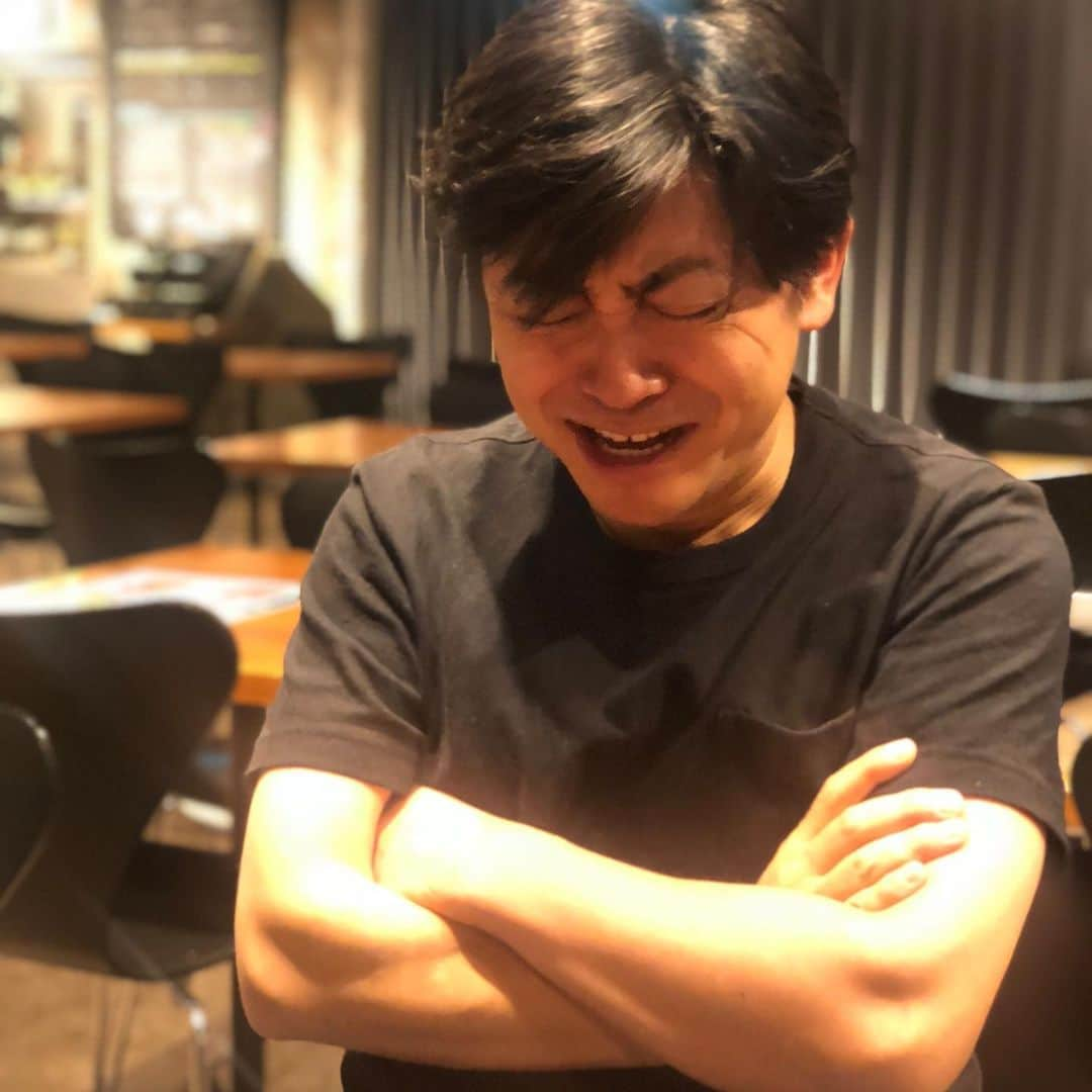 森圭介さんのインスタグラム写真 - (森圭介Instagram)「* ひと仕事終えたあとに キンキンに冷えたアレを グビッとやった後の 最高の瞬間をとらえた写真です。 * さてと。 * スナック森介で皆さんから色々な話を聞かせてもらってますが、中でもたくさん寄せられる話があります。それを少しゆっくりとお話ししていこうと思います。一緒に飲んでる感じで読んでくれたらうれしいな。 * 今日は「やりたいことが見つからない」というお話です。 * この悩みは中学生や高校生の年代から、就職活動、さらには働き始めてしばらくした方からも寄せられます。ほんとにたくさん。 * 世の中は「自分らしく」とか「好きなことで生きていく」とか「これからは個の時代」とか、何かと自分というアイデンティティを確立せよ的なことが叫ばれてますよね。だからこそ、みんな、自分らしさを探すのに必死になっちゃう。 * みなさんから寄せられる「やりたいことが見つからない」にはだいたい2パターンあって、「そもそもやりたいことに出会っていない」か、「自分が好きなことに自分でも気づいていない」ことだと思うんです。 * 一つ目の「そもそもやりたいことに出会ってない」を解決するのはとってもシンプルで、とにかく何でもやってみるだけ。ちまたで流行っていることでも、友達に誘われたことでも、ネットでたまたま目にしたものでもいいんです。 * 僕がアナウンサーになるきっかけになったのは学生時代にやってたお芝居なんだけど、それは高校時代にたまたま演劇部に入ったことなんだよね。それまでは演劇なんて見たこともなかった。でもそれが今につながってる。 * おすすめは「今まで自分がやってたことと真逆のことをする」です。なんなら、ちょっとバカにしてたようなこと。ありえねーって。だって、世界の「そっち側」は今まで全然見てこなかったわけだから、宝物が眠ってる可能性は大いにあるわけです。 * とはいえ、誰もが新しいことに簡単に出会えるわけじゃない。その障害となるのが、大抵「言い訳」です。 * めんどくさい、時間がない、お金がない、自分には向いていない…。そう言っているうちはきっと出会えない。 * いつもの帰り道を少し変えてみるだけで小さな発見があるように、「心地いい日常」からほんの少しでもはみ出すことで、今までに見えていなかった景色が広がる、かもしれない。そこから始めてみたらどうかなぁと。 * そして、「好きなことに自分でも気づいていない」パターンの解決法は、自分のことをもっとよく知ること。これに尽きるよね。 * 自分の趣味・特技は何か、とかしこまって聞かれると困ってしまう人は多いはず。それは「この程度で好きって言ってはいけない」とか「人に言えるほど上手じゃない」とか、「他人の評価」を軸にしてしまっている。 * そうじゃない。 あなたが、好きなことが重要なんだよね。 * 自分がやってて楽しいことは何か。 これをやってる時はよく笑ってるとか、 小さい頃からなんとなく得意とか。 人からありがとうと言われるのが好きとか、 コツコツ積み上げたものが形になるのと満足とか。 * どんな些細なことでもいい。 多分そこに自分の「好きのヒント」が転がってる。 * あとはその好きに正直に。ただ正直に。 * 好きに正直になるってことはちょっと長くなりそうだから、また今度。 * 時間がある時にでもまた遊びにきてね。 ありがとう！ * #スナック森介 #営業延長 #ちょっと一杯つきあって #森圭介」7月11日 20時12分 - mori_kei_suke