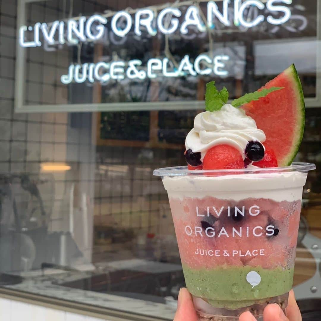 livingorganics juice&place 芦屋のインスタグラム：「明日から遂にスイカのparfaitがSTARTします。  夏に食べたくなる爽やかな口あたりのparfaitですよー。  スタッフ一同皆様のご来店心よりお待ちしております。  #livingorganics#livingorganic#cafe#coldpressedjuice#healthyfood#coffee#soylatte#smoothie#yoga#神戸カフェ#detox#カフェ巡り#1dayクレンズ #1dayクレンズプログラム」