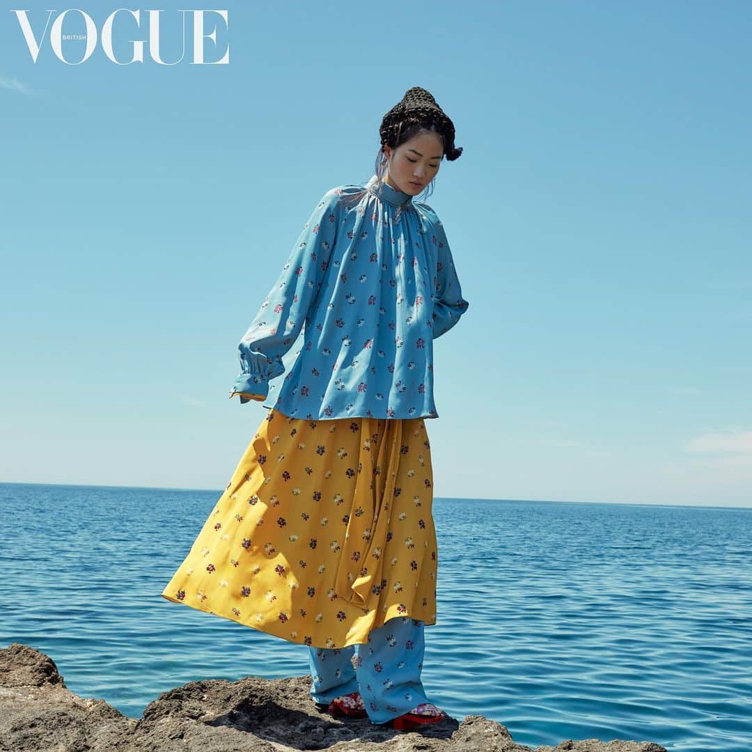 British Vogueさんのインスタグラム写真 - (British VogueInstagram)「The new season’s directive on the matchy-matchy two-piece? Break it up - and make it a three-piece. See the full story in the August 2019 issue of #BritishVogue, on newsstands now.  @IAmHyunjiShin photographed by @RichardBush1 and styled by @SMRichardson1, with hair by @SoichiInagaki and make-up by @MathiasVanHooff.」7月11日 20時15分 - britishvogue