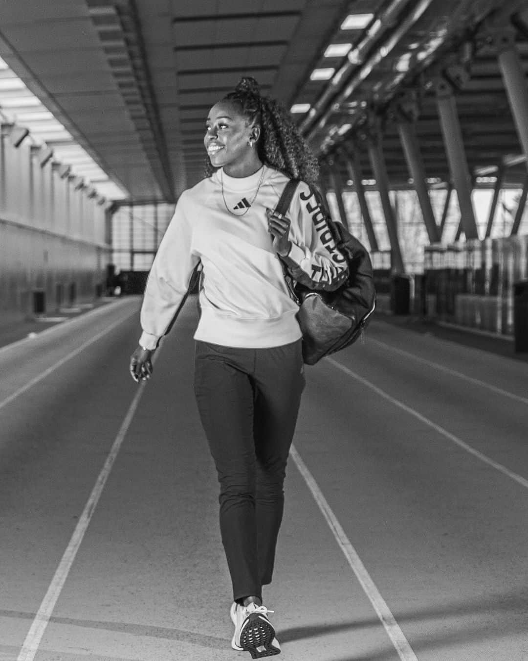 デズリー・ヘンリーさんのインスタグラム写真 - (デズリー・ヘンリーInstagram)「Walking towards my destiny like...🖤 . . . . *📸 @oliverh83  #Potd#Ootd#Adidaswomen#Positivity#Athlete#Sprinter#smile#catwalk#photoshoot#modelling#blackandwhitephotography#fitness#cute#girl#like#mood#crochet#protectivestyles#olympian」7月11日 20時19分 - desiree_lh