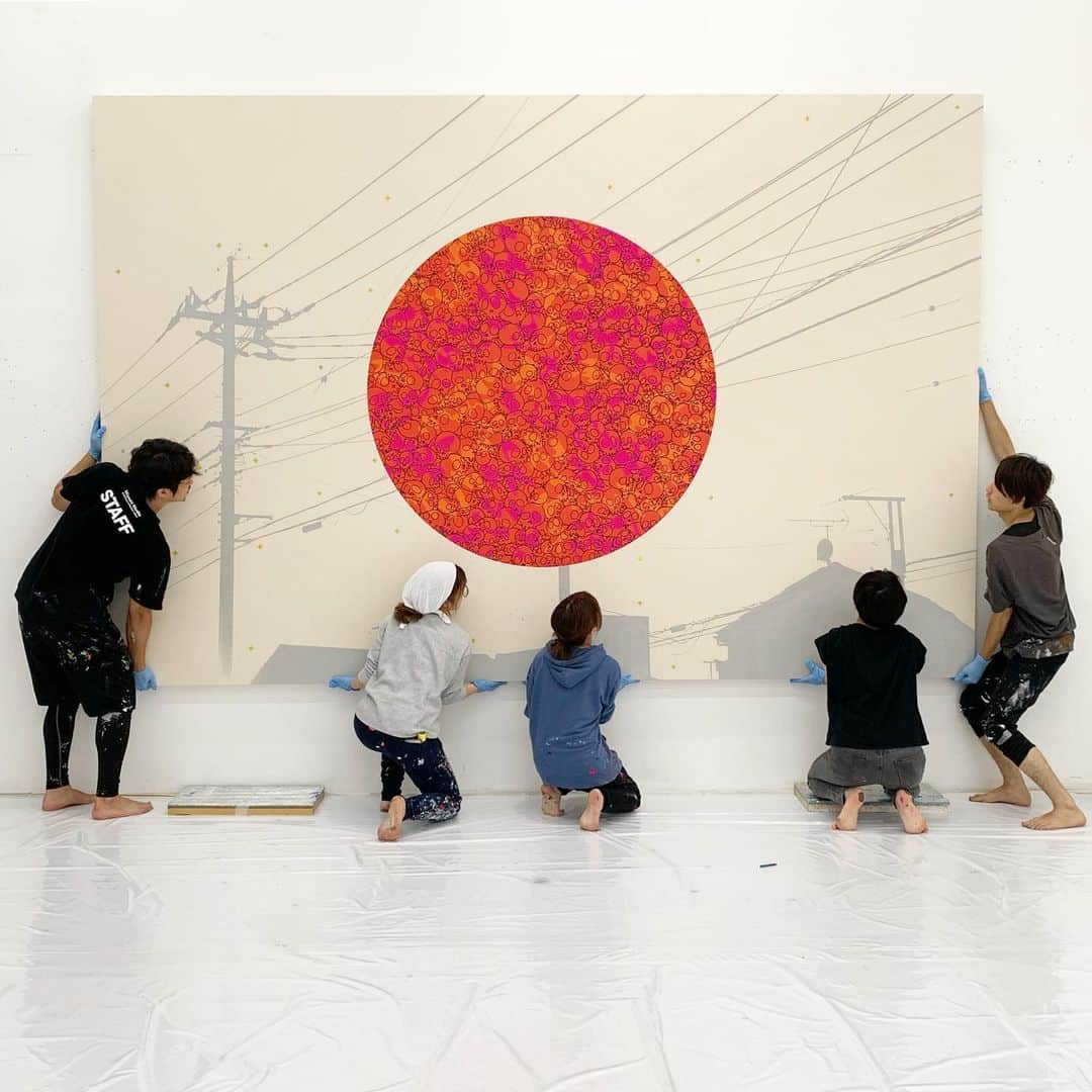 村上隆さんのインスタグラム写真 - (村上隆Instagram)「Now I am making Japanese flag painting clobo w @misteryanen & @madsaki .  These images still going processing. It will showing @kaikaikikigallery summer show start at 16th July.」7月11日 20時21分 - takashipom