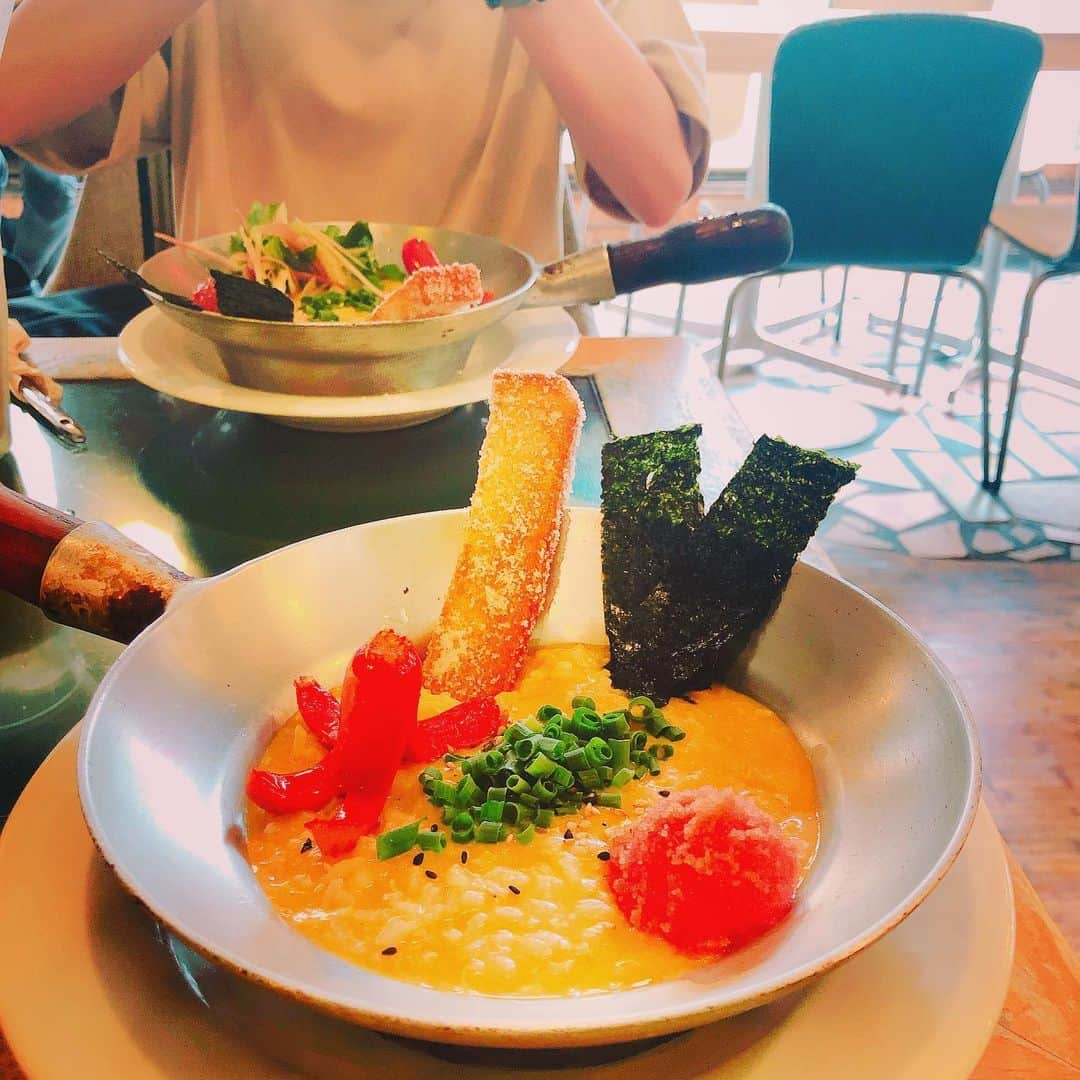 上野優華さんのインスタグラム写真 - (上野優華Instagram)「結構前だけど友達とランチ🍽  体調もあって、しっかりよりも 優しいのがいいなぁって話をしたら  #おじやんカフェ  につれてってくれました🥰  初めて！！！ おじやって普段食べないけどすごく美味しいね…！びっくり。 優しいのっていったくせに明太子しっかりトッピングしてる罪な女です…笑  #友達 #カフェ #Cafe #Cafeごはん #ランチ #lunch  #女子会ランチ #おじや #下北 #下北沢 #下北沢カフェ #健康的 #気がする #明太子 #トッピング #好き #楽しかった #Cafe好き #カフェ好き #カフェ巡り #休日の過ごし方  #休日」7月11日 20時30分 - yuukaueno0205