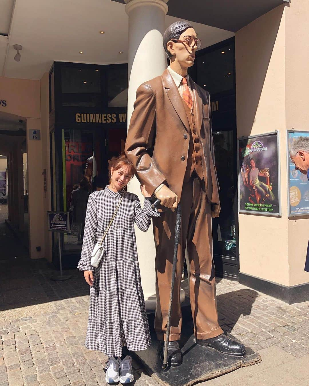 蛯原友里さんのインスタグラム写真 - (蛯原友里Instagram)「・ ・ 世界一の大きさにビックリっ!! ・ ・ #denmark #デンマーク #copenhagen #コペンハーゲン #guinness #ギネス #世界一高い男性と同身長の像 ・」7月11日 20時31分 - yuri_ebihara