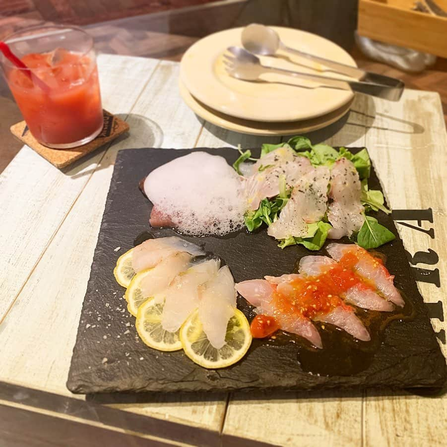 上坂由莉さんのインスタグラム写真 - (上坂由莉Instagram)「﻿ ﻿ 昨日はてるちゃんと初のシチリア料理🍋🇮🇹﻿ 無農薬のお野菜と天然モノのお魚しか使わない﻿ こだわりあるお店で気になってたところ🐟🍅🥬﻿ ﻿ ☑︎カルパッチョ🐟﻿ ・コチとレモン＆レモン塩﻿ ・カツオと塩泡﻿ ・ヒラメ竹墨塩﻿ ・金目鯛 トマト＆赤ワインビネガーソース﻿ コチには日本未入荷のオリーブオイルをかけて💓﻿ ﻿ ☑︎ムール貝🐚﻿ 美味しかったのは言うまでもなく﻿ スープまで美味しく貝をスプーンがわりに飲んでたら﻿ ツウだと褒められました←😂💪﻿ ﻿ ☑︎カラスミパスタ🍝﻿ オーナーさん手作りのカラスミに﻿ トマトとアーモンドが入った美味しいパスタ🍅﻿ ﻿ ☑︎ホウボウのアクアパッツァ🐠﻿ ちなみにお魚丸ごと１匹使ってないど﻿ アクアパッツァて言わないらしい🤭🐟﻿ ﻿ ☑︎ギネスビールのジェラート＆チェリータルト🍒🥧﻿ アルコール飛ばしてあるからお酒飲めなくても大丈夫🍺﻿ 黒糖のような味のジェラートでこれ美味しすぎた🍨﻿ ﻿ 仕入れによってメニューも変わるみたいなので﻿ また近々いこーと😋😋😋﻿ ﻿ #PescheriaCaramishuku #ペスケリアカーラミシュク﻿ #三軒茶屋グルメ #池尻大橋グルメ #三軒茶屋ディナー﻿ #シチリア料理 #三軒茶屋イタリアン #池尻大橋イタリアン﻿ #ディナー #コラボベース #dinner #pr #lunch﻿」7月11日 20時23分 - yuri_yoga.727