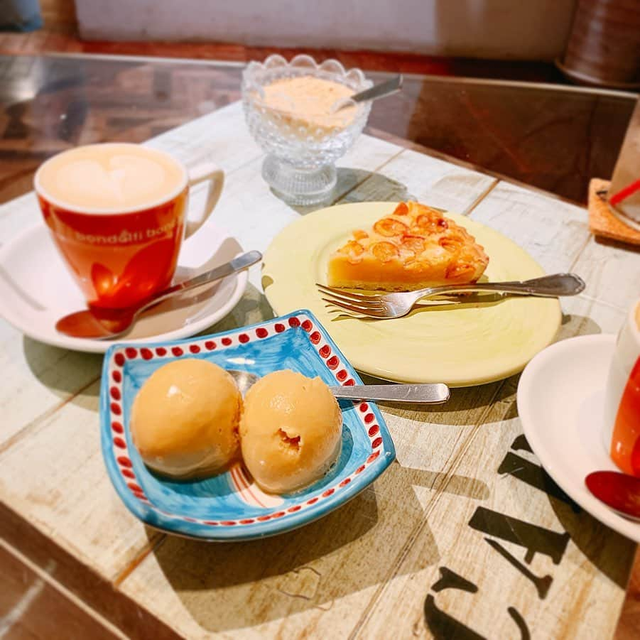 上坂由莉さんのインスタグラム写真 - (上坂由莉Instagram)「﻿ ﻿ 昨日はてるちゃんと初のシチリア料理🍋🇮🇹﻿ 無農薬のお野菜と天然モノのお魚しか使わない﻿ こだわりあるお店で気になってたところ🐟🍅🥬﻿ ﻿ ☑︎カルパッチョ🐟﻿ ・コチとレモン＆レモン塩﻿ ・カツオと塩泡﻿ ・ヒラメ竹墨塩﻿ ・金目鯛 トマト＆赤ワインビネガーソース﻿ コチには日本未入荷のオリーブオイルをかけて💓﻿ ﻿ ☑︎ムール貝🐚﻿ 美味しかったのは言うまでもなく﻿ スープまで美味しく貝をスプーンがわりに飲んでたら﻿ ツウだと褒められました←😂💪﻿ ﻿ ☑︎カラスミパスタ🍝﻿ オーナーさん手作りのカラスミに﻿ トマトとアーモンドが入った美味しいパスタ🍅﻿ ﻿ ☑︎ホウボウのアクアパッツァ🐠﻿ ちなみにお魚丸ごと１匹使ってないど﻿ アクアパッツァて言わないらしい🤭🐟﻿ ﻿ ☑︎ギネスビールのジェラート＆チェリータルト🍒🥧﻿ アルコール飛ばしてあるからお酒飲めなくても大丈夫🍺﻿ 黒糖のような味のジェラートでこれ美味しすぎた🍨﻿ ﻿ 仕入れによってメニューも変わるみたいなので﻿ また近々いこーと😋😋😋﻿ ﻿ #PescheriaCaramishuku #ペスケリアカーラミシュク﻿ #三軒茶屋グルメ #池尻大橋グルメ #三軒茶屋ディナー﻿ #シチリア料理 #三軒茶屋イタリアン #池尻大橋イタリアン﻿ #ディナー #コラボベース #dinner #pr #lunch﻿」7月11日 20時23分 - yuri_yoga.727