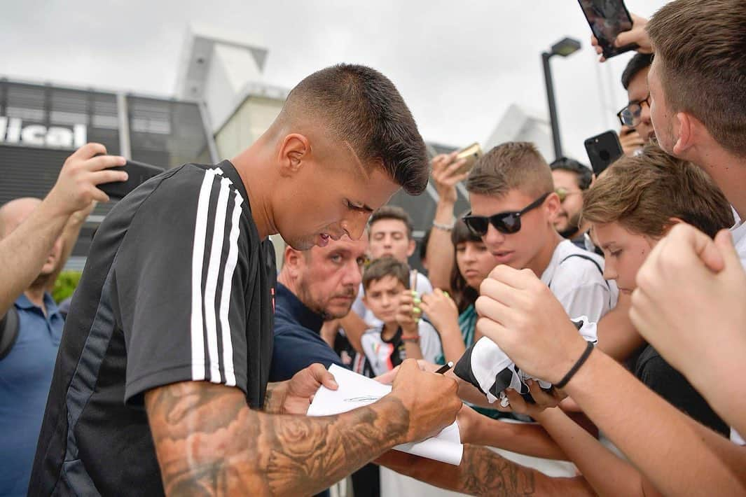 ジョアン・カンセロさんのインスタグラム写真 - (ジョアン・カンセロInstagram)「Back to work ⚪️⚫️ #finoallafine #mommyblessme」7月11日 20時25分 - jpcancelo