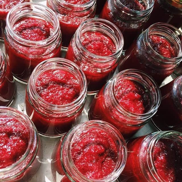 FOOD&COMPANYさんのインスタグラム写真 - (FOOD&COMPANYInstagram)「. . FARM CANNING ベジソース  試食会& アレンジワークショップ 2019.7.20 sat @学大店 . . 来週末20日(土)、神奈川県逗子よりFARM CANNING @farm_canning さんをお迎えして、瓶詰めベジソースの試食会とアレンジレシピをご紹介するワークショップを開催します。  11:00-13:00のワークショップでは、FARM CANNINGの代表・西村さんをお迎えして、ベジソースを使ったアレンジレシピをご紹介。3種のレシピをデモンストレーションにてつくった後、ベジソースの製作プロセスや美味しい食べ方などをお話ししながらお召し上がりいただきます。  おみやげには、ベジソースをひと瓶ご用意。ご自宅でもたっぷりとお楽しみいただけるお得なワークショップです。募集は明日12日よりスタート。オンラインページ、店頭の両方でお買い求めいただけます。詳しくは、スタッフまでお問い合わせください。  試食会では、全種類のソースをお試しいただけます。お気軽にお越しください！  #foodandcompany #フードアンドカンパニー #学大 #farmcanning #ファームキャニング #ベジソース #逗子 #ワークショップ」7月11日 20時27分 - foodandcompany_grocery