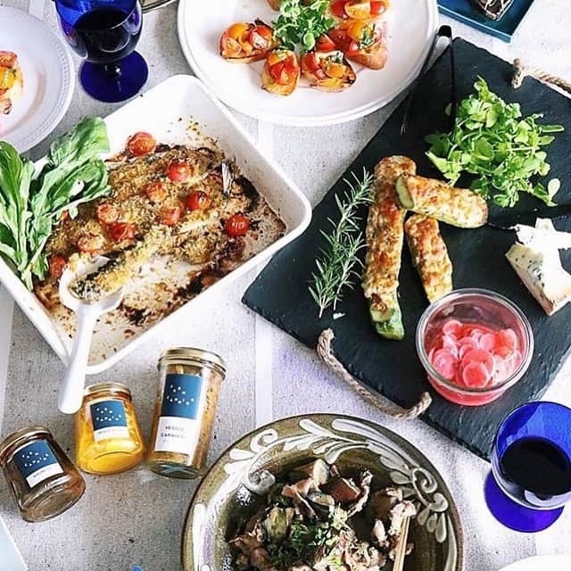 FOOD&COMPANYさんのインスタグラム写真 - (FOOD&COMPANYInstagram)「. . FARM CANNING ベジソース  試食会& アレンジワークショップ 2019.7.20 sat @学大店 . . 来週末20日(土)、神奈川県逗子よりFARM CANNING @farm_canning さんをお迎えして、瓶詰めベジソースの試食会とアレンジレシピをご紹介するワークショップを開催します。  11:00-13:00のワークショップでは、FARM CANNINGの代表・西村さんをお迎えして、ベジソースを使ったアレンジレシピをご紹介。3種のレシピをデモンストレーションにてつくった後、ベジソースの製作プロセスや美味しい食べ方などをお話ししながらお召し上がりいただきます。  おみやげには、ベジソースをひと瓶ご用意。ご自宅でもたっぷりとお楽しみいただけるお得なワークショップです。募集は明日12日よりスタート。オンラインページ、店頭の両方でお買い求めいただけます。詳しくは、スタッフまでお問い合わせください。  試食会では、全種類のソースをお試しいただけます。お気軽にお越しください！  #foodandcompany #フードアンドカンパニー #学大 #farmcanning #ファームキャニング #ベジソース #逗子 #ワークショップ」7月11日 20時27分 - foodandcompany_grocery