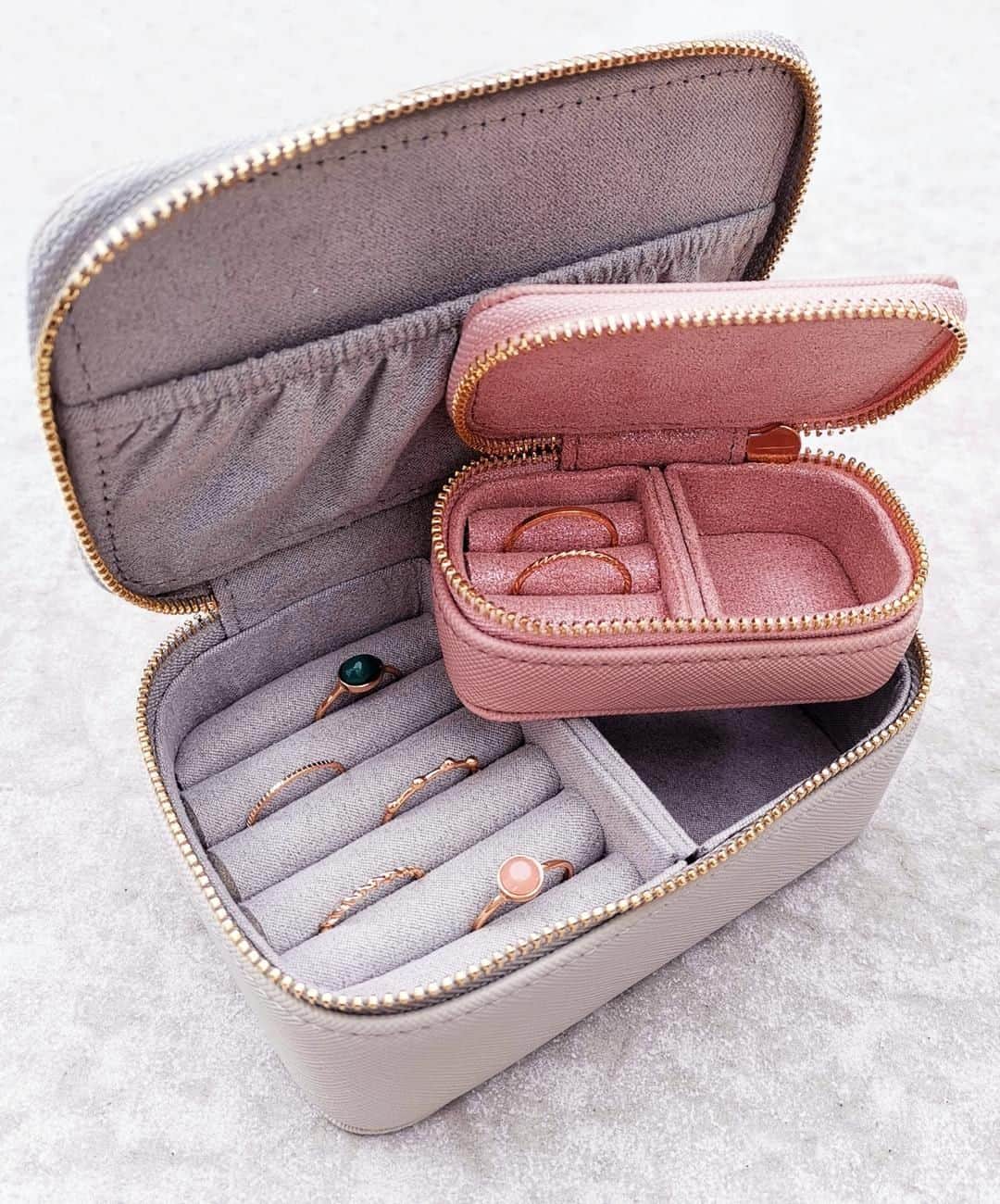 アクセサライズのインスタグラム：「Keep your jewels treasure-chest-safe when you travel with our new in jewellery boxes, in pretty pastels. Pop inside your suitcase for a satisfyingly organised vibe. 🔍Grey box - 7893873500 🔍Pink box - 7893867000  Tap the link in the bio to shop now.  #Accessorize」