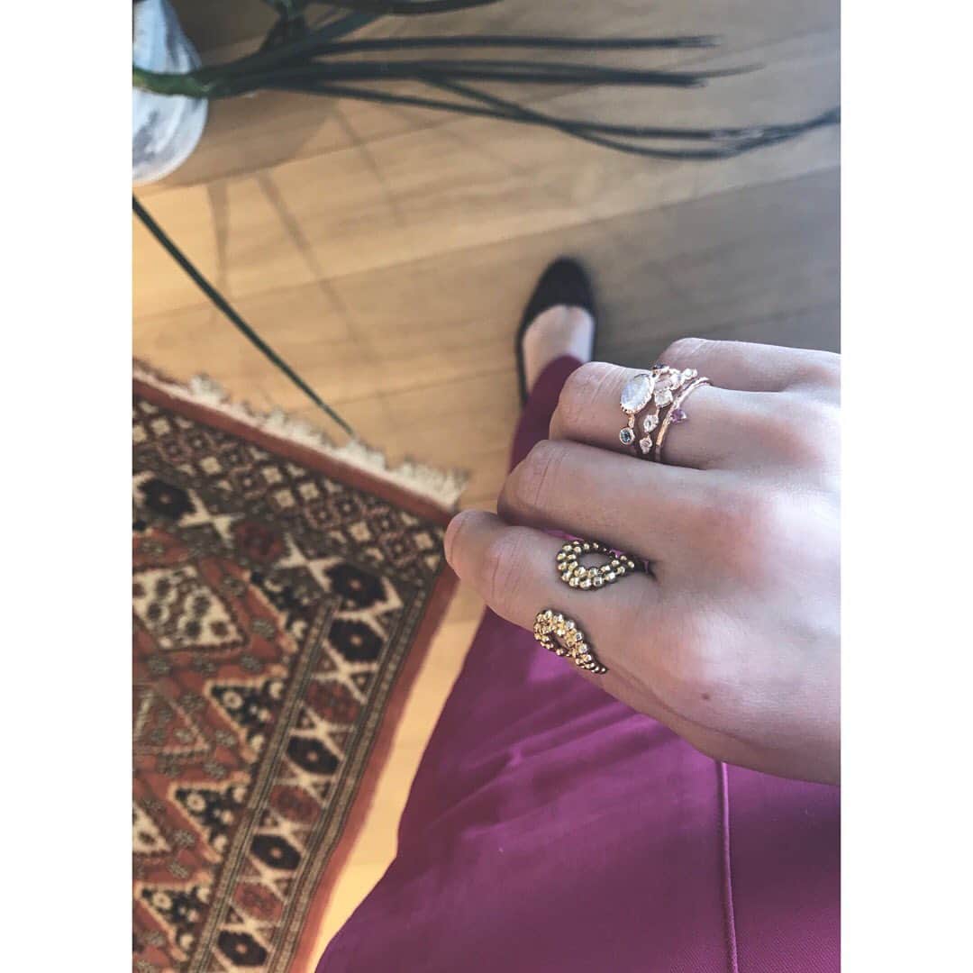 のインスタグラム：「どんなにどんよりした日でも、色を身に纏えば気持ちも少し明るくなる。  手元は自分で一番見る場所だから、そんな日は特に気にして飾りたいもので。  最近はカラーの美しいこの @maisonarki_official のリングを重ね付けして元気をもらってます。 早くカラッと晴れた夏にならないかなぁ、と。 #silver925 #silverjewelry #maisonarki #アクセサリー #シルバーアクセサリー #弊社より #新ブランド #皆さまよろしくね #天然石アクセサリー」