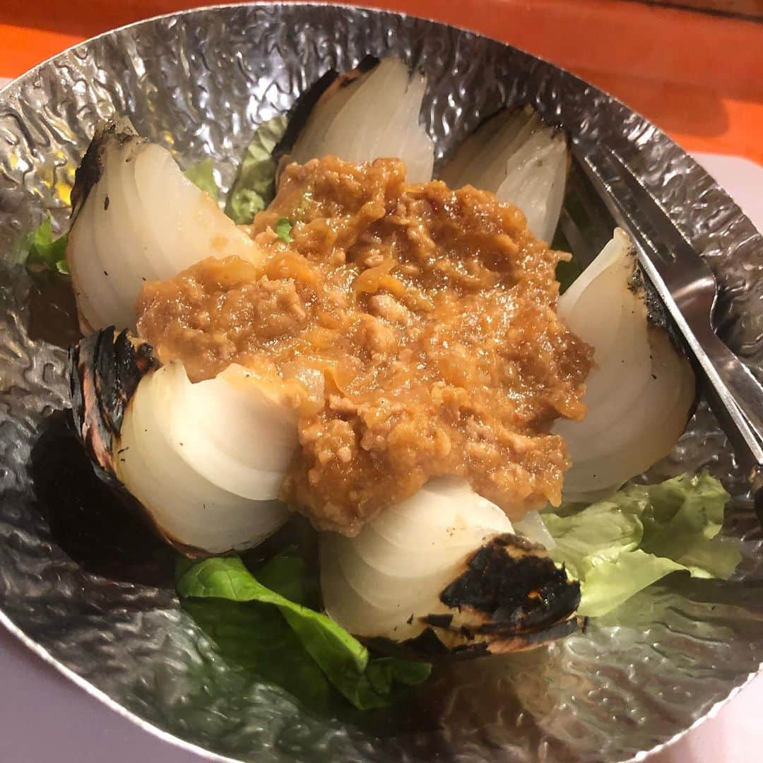 どんがめ三宮総本店のインスタグラム：「今月おすすめ #淡路産玉ねぎ の 丸焼き肉味噌がけ . ボリュームマックスで なんといってもうえに のってる肉味噌が絶品。 . 絶品食べなきゃ損。 . #kobe#三宮#大衆酒場#安い#うまい#どんがめ#ハッピーアワー#生ビール#19時まで#190円#駅近#雰囲気は魔法#dongame#赤字覚悟#お客様の喜ぶ顔が見たい#ただそれだけ#24時半まで営業#延長要相談#気まぐれクーポン#たまにやります#フォロー#まってます」