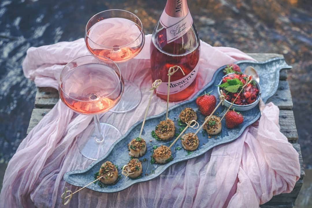 Mionetto Prosecco Suomiさんのインスタグラム写真 - (Mionetto Prosecco SuomiInstagram)「Pistaasi-kampasimpukkavartaita, mansikkasalsaa ja roosan värisiä poreita. Lue lisää ja katso ohje! Linkki @mionetto_fi profiilissa. ✨🥂✨ Resepti ja kuva @beachhousekitchen」7月11日 20時33分 - mionettoproseccofinland