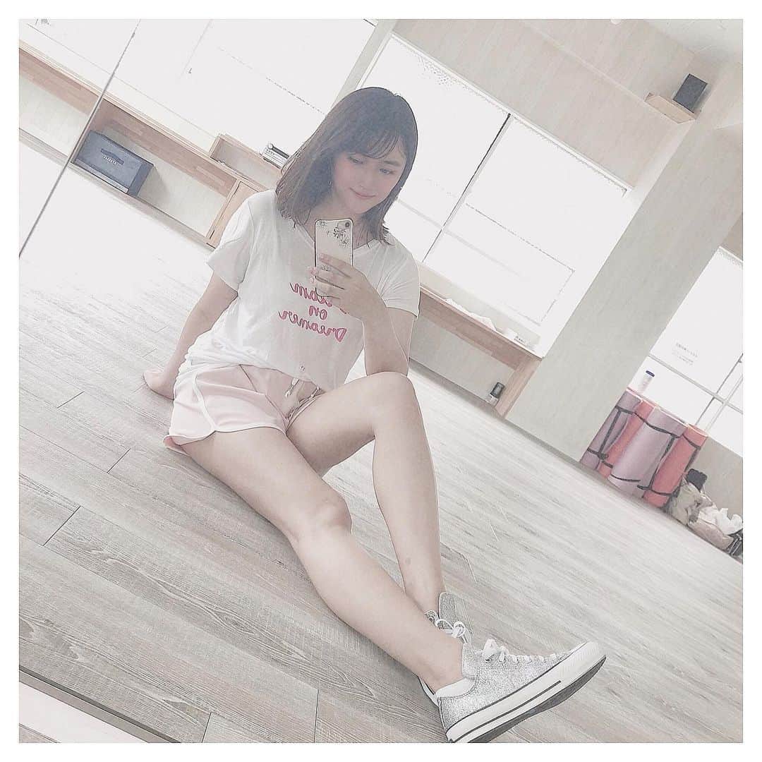 清家麻里奈のインスタグラム：「さて、今週末の7/14.15の舞台ではダンスも少しするということで、、、練習してますが久々に人前で踊るから緊張します👀👀👀へたっぴやけどそれなりに頑張るのでみてほしいなぁ✨チケットまだあるよーん💗にしても、足の筋肉w昔サッカーしてたからその時の勲章 www  #星加劇団 #舞台 #大阪 #楽しみ #ダンス #久々」