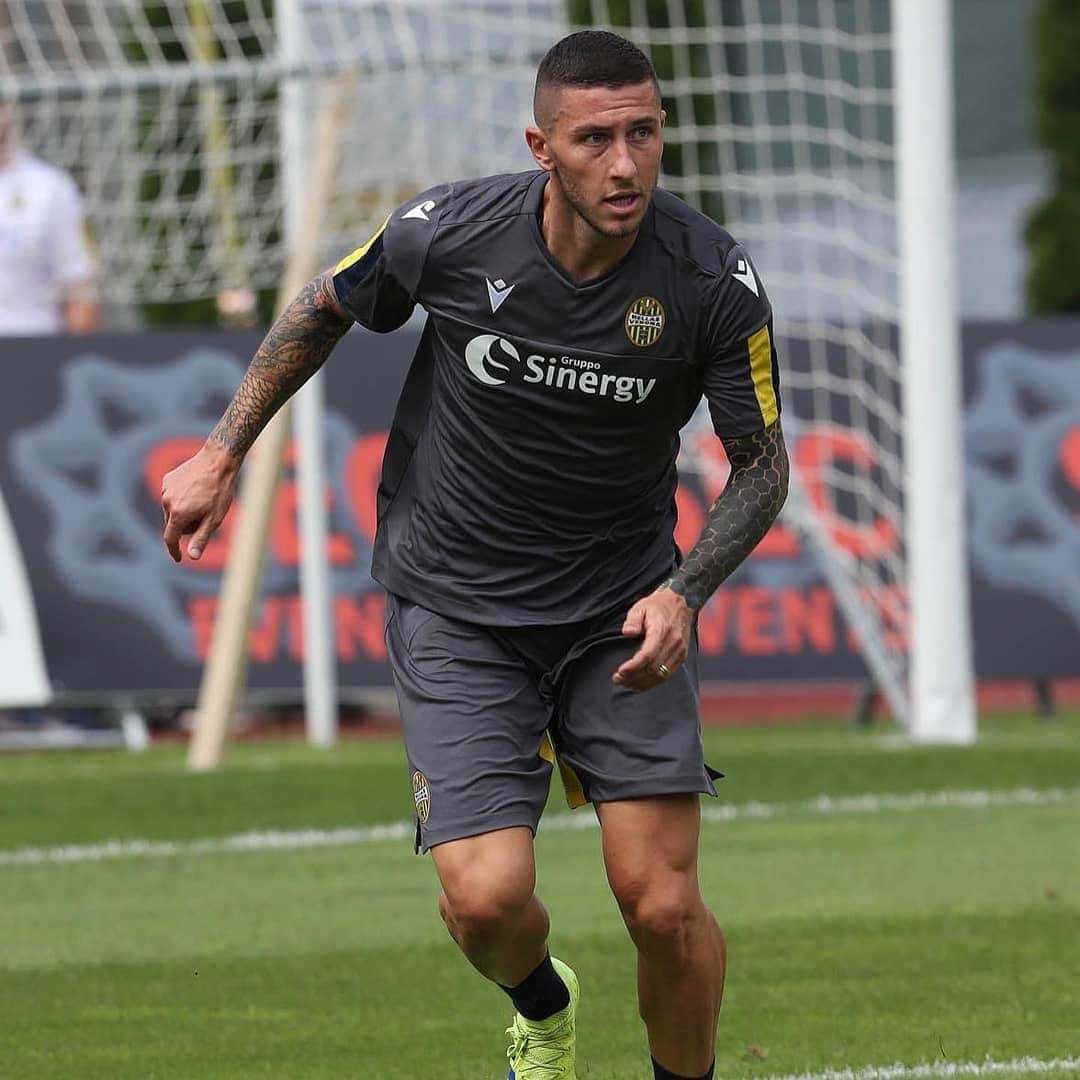 ルカ・マッローネのインスタグラム：「Si ritorna a sudare su un campo di calcio. Si ritorna a fare ciò che più ci piace ⚽❤️ #DaiVerona #Primiero2019」