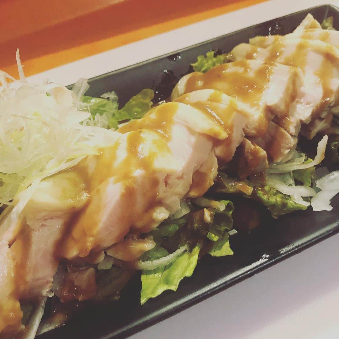 どんがめ三宮総本店のインスタグラム：「まいど！ どんがめ三宮総本店です！ . 今月のおすすめ 激ウマ 蒸し鶏の棒棒鶏。 #ぼうぼうどりって書いて #バンバンジー #これがまたうまい . #kobe#三宮#大衆酒場#安い#うまい#どんがめ#ハッピーアワー#生ビール#19時まで#190円#駅近#雰囲気は魔法#dongame#赤字覚悟#お客様の喜ぶ顔が見たい#ただそれだけ#24時半まで営業#延長要相談#気まぐれクーポン#たまにやります#フォロー#まってます」
