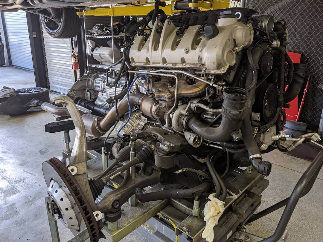 ハーマン・リさんのインスタグラム写真 - (ハーマン・リInstagram)「They had to drop the engine of my car. Here is a photo for the people who are as nerdy (awesome etc.) as me. Maybe some of you can even guess from the photo what engine that is? 🤘😂🤘 🚙🏁🔥 . . . . . #dragonforce #hermanli #car #engine #v8 #porsche #porker #pig #vw #audi #lamborghini #cars #carrepair #suv #soccerdad #carnerd #whocares #gasguzzler #wasteofmoney #suvs」7月11日 20時39分 - hermanli