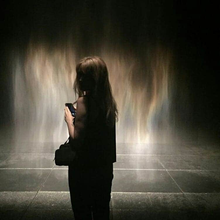 テート・ギャラリーさんのインスタグラム写真 - (テート・ギャラリーInstagram)「★★★★★ 'Olafur Eliasson does epic like few others.' - Time Out  The doors are open to this summer's must-see show! Icelandic-Danish artist #OlafurEliasson returns to Tate Modern following his 2003 commission which flooded the #TurbineHall with light from a glowing sun.  Whether through encountering rainbows, walls of moss and tunnels of fog, or playing with reflections, colours and shadows, you become aware of your senses, the people around you and the world beyond. What will you find? ⠀⠀⠀⠀⠀⠀⠀ 📷 Thank you to @familytripsfromLondon, @JuicyLucyHam, @rachelalexandraferguson and @everydaylivingincolour for sharing your experiences of the exhibition at Tate Modern. Share your visit using #OlafurEliasson! ✨ @studioolafureliasson  Link in bio to reserve your tickets.」7月11日 20時49分 - tate