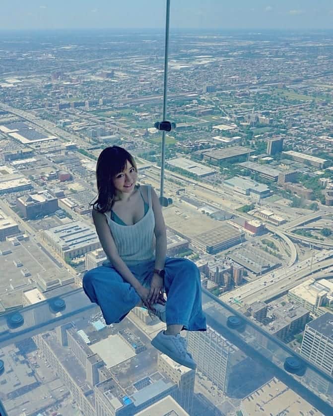 YuhKawasakiさんのインスタグラム写真 - (YuhKawasakiInstagram)「初めてのシカゴ！ ウィリスタワーの103階にあるスカイデッキ☁️ ビルから飛び出た透明アクリルキューブの ジ・エッジでの撮影は1人60秒までと決まっていて、スタッフが「終わり⏱️」と声をかけてきます(笑) 一人身には逆にありがたいかも💡 こういう映えスポって、一人やと他の人に占領されがちで肩身が狭いから😞 .  #4回目の世界一周 #ファーストクラスで世界一周 . #シカゴ #chicago #ウィリスタワー #willistower #シカゴ観光 #旅 #海外旅行 #海外 #海外一人旅 #トランカー #旅スタグラム #旅スタグラマー #タビジョ #旅したくなるフォト #海外好きな人と繋がりたい #女一人旅 #アメリカ #アメリカ一人旅 #旅行記録 #プロトラベラー #世界一周 #世界一周中 #映えスポット #アメリカ周遊 #スカイデッキ #展望台 #海外ファッション #バックパッカー じゃないよ」7月11日 20時46分 - yuhkawasaki