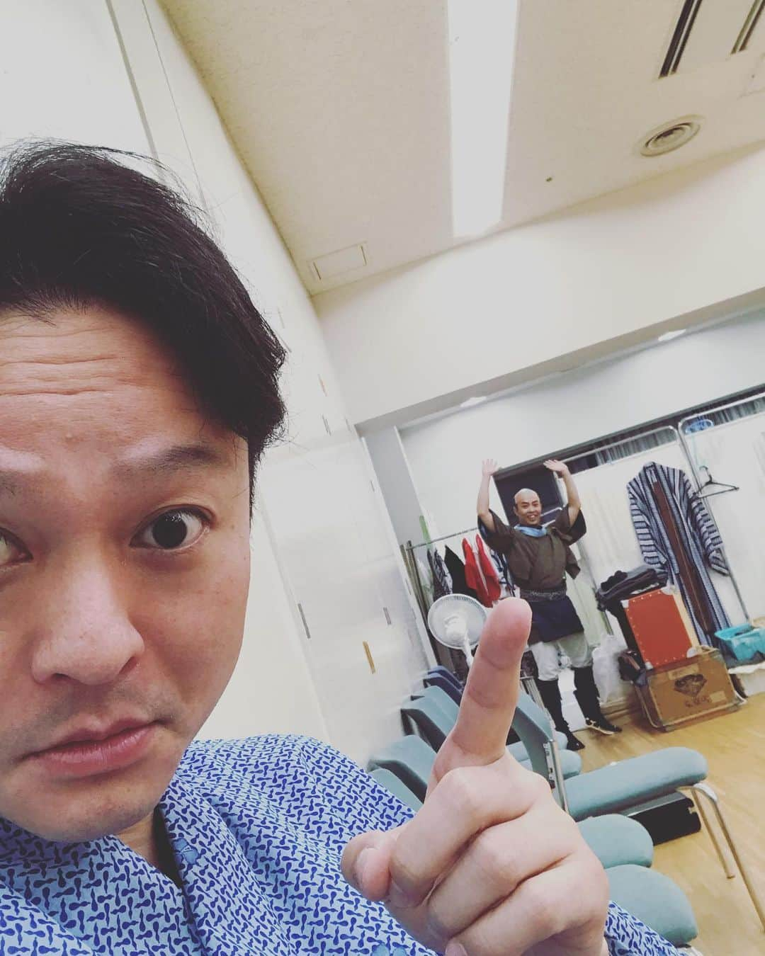 片岡千壽さんのインスタグラム写真 - (片岡千壽Instagram)「舞台終わりでお稽古場いたら発見！気合い入れ直しの翫政😂 さぁ頑張ろうね👌👌 #松竹座 #七月大歌舞伎 #晴の会 #肥後駒下駄 #中村翫政 #片岡千壽 #さぁ頑張ろう」7月11日 20時46分 - senju.kataoka