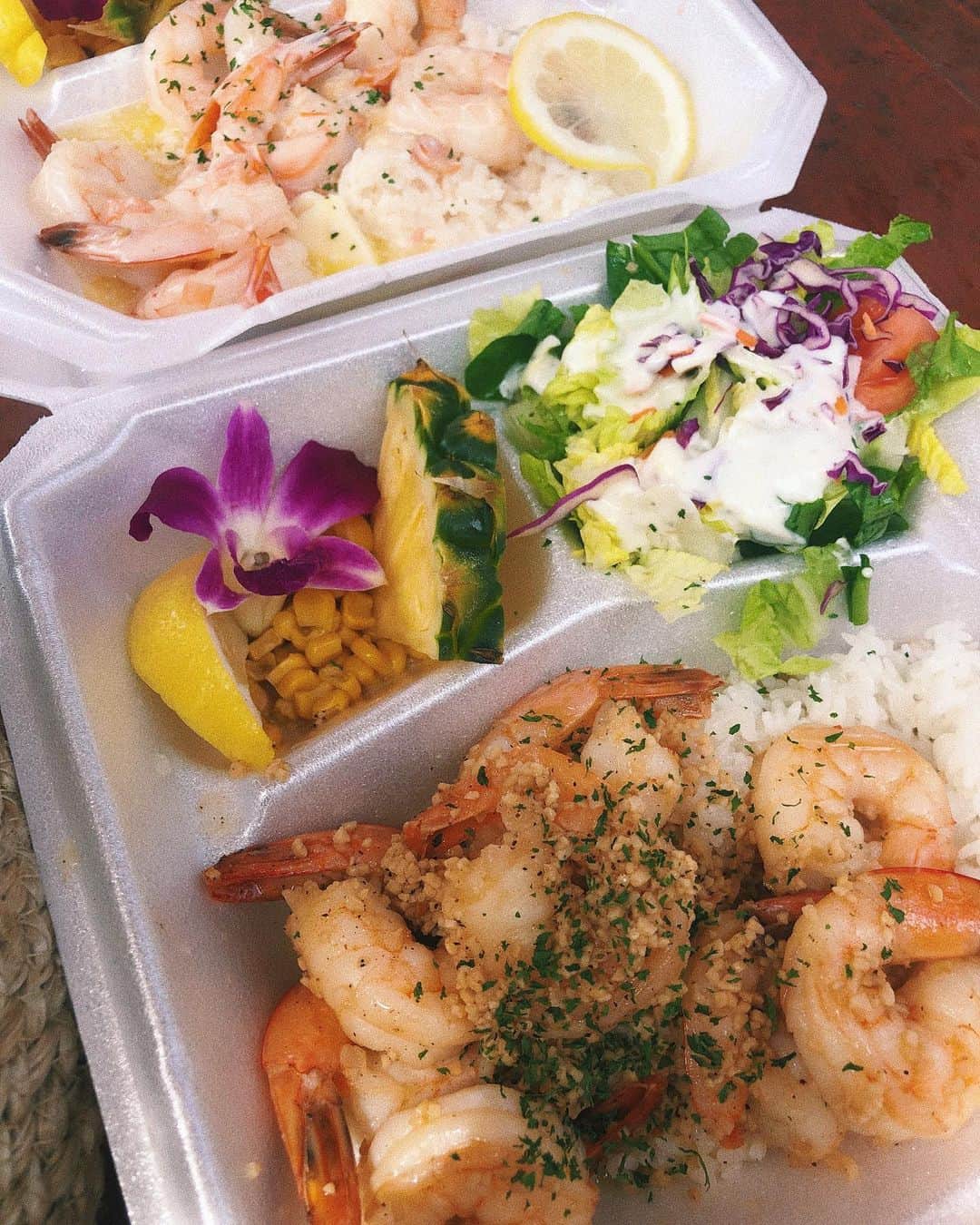 sayocoのインスタグラム：「garlic shrimp🦐🍴🌺 ・ ・ Northshoreでドライバーさん オススメのガーリックシュリンプ！ ・ 普通のとクリームの2種類があって どっちも美味しすぎた〜〜😭💖 ・ ・ 次ハワイに行った時はFUMI’Sに行ってみたい☆ ・ ・ #hawaii#northshore#garlicshrimp#camaronshrimpwagon#sayo_trip#ガーリックシュリンプ」