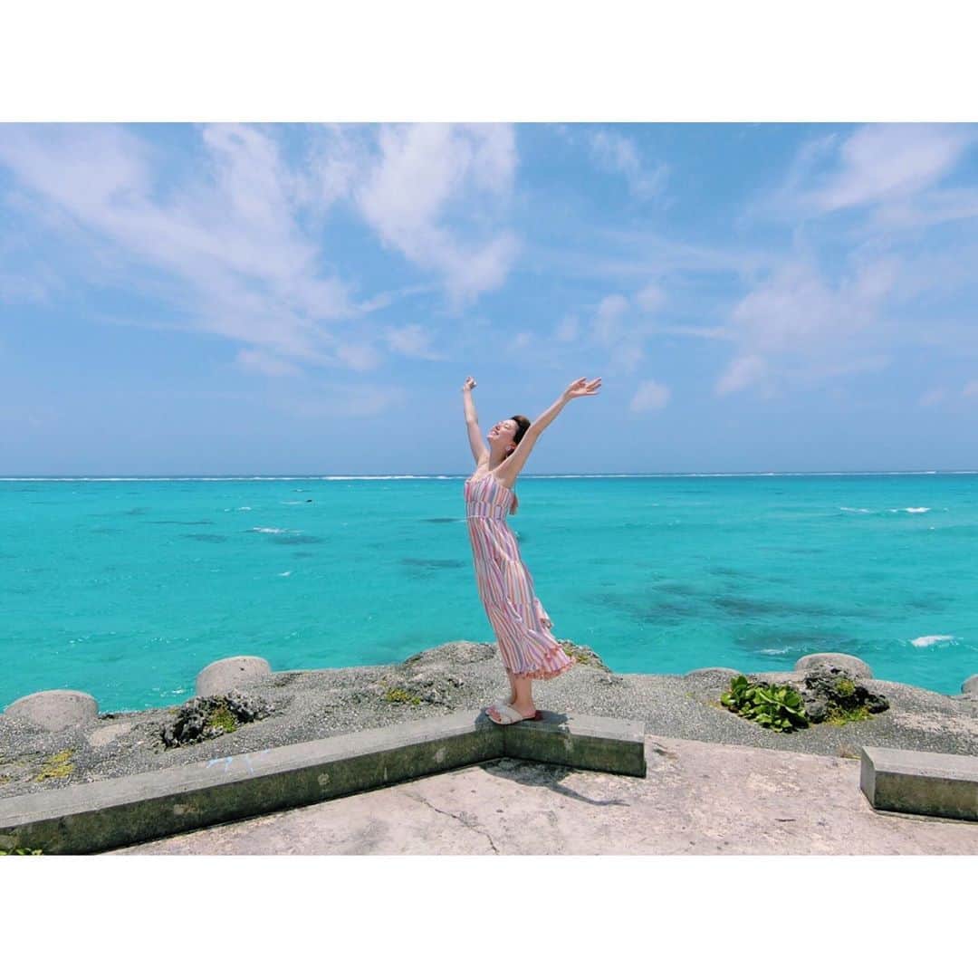 のインスタグラム：「🏝﻿ ﻿ 宮古島に行ってきました！﻿ ひゃっほーーい🌺♬﻿ (ぷち夏休みvol.2✌︎)﻿ ﻿ 宮古ブルーに感動🌊✧﻿ ﻿ 海眺めながら食べる﻿ バーガー最高だった🍔💕﻿ ﻿ ____________________________ #マトバ旅 #宮古島 #沖縄 #17END #宮古ブルー #海 #miyakoisland #summer #likes」