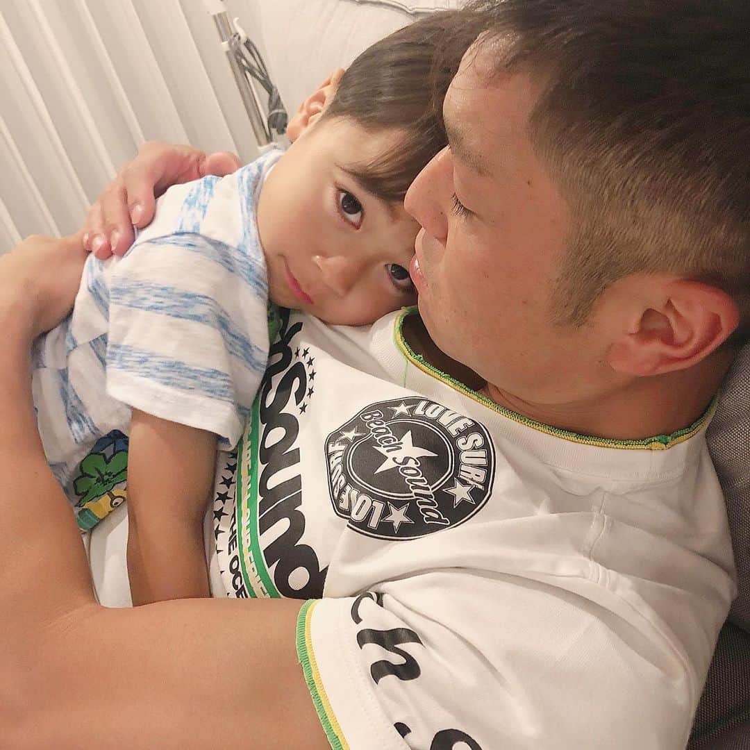 かなのインスタグラム：「． かわいい🥺🙏🏻💓 ． 「天使の4歳児」ってよく言うけど 4歳になってからまさにそうだなって思う💓 あの大変だった日々はなんだったの？😳と思うほど 物分かりもいいし、優しくて、思いやりがあって、甘えん坊で、笑わせてくれて、そして毎日「ママ〜♡大好きだよ〜🥰」と言ってくれる😭🙏🏻 ． お世辞でも育てやすいとは言えないほど、泣き虫でやんちゃだったのにね 成長が著しい😭🎉 お喋りがしっかりしてきたのも大きいのかな？🤔 とにかく、毎日可愛くて、大好き😍❤️ ． ． #息子#4歳#天使の4歳#可愛い#癒し#大好き#親バカ#男の子ママ#パパと息子#甘えん坊」