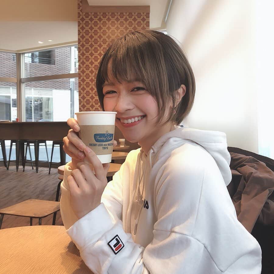 のインスタグラム：「顔の小ささをよく褒めてもらえます。🏃‍♂️ . . ありがとうございます😢 見た目に関して気に入ってるところがそこ以外皆無なので積極的に褒めてください😢 . . とはいえ普通に太るし 1ヶ月に一回、1週間くらい顔むくみがひどくなるんです その1週間は二重幅が全然決まらない😢 . . この前美容鍼を初めて受けてきて、顔のむくみやコリが軽くなったので通い続けたい🥺 . . こちらの整骨院で受けた美顔器(芸能人も使うセルキュア)、整体、美容鍼のフルコースでかなり顔つきが変わりました、、 . . . 普段はリンパマッサージとかしてなんとかむくみと戦ってますが、プロの手に任せるとやっぱり違いますよね🥺 . . そして太ったので夏までに顔の大きさを元に戻そうと体づくりも同時に頑張ります、、笑 女子の皆さん夏楽しむためにも頑張りましょう😮💓 . . . そして！ 「わたしのインスタを見た」で 初回美容メニューの割引があります！ . . 美顔器、通常3,240円→1,620円 美容針、通常7,040円→5,000円 . . #ちなみにマスクはキッズサイズです #まごころ針灸整骨院 #セルキュア4TPlus」