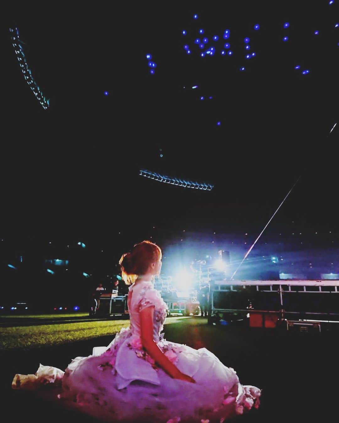 MiracleVellMagicさんのインスタグラム写真 - (MiracleVellMagicInstagram)「And this is the view that I was seeing🌃✨ Sitting right behind the stage, feeling all the lights and imagining what it will be like when I finally go up on stage and sing in front of thousands of people... そしてこれが、見ていた景色。ステージのすぐ後ろに座って、光を感じながら、明日ようやくステージに立った時にはどんな世界が待っているんだろうって…」7月11日 20時59分 - miraclevellmagic