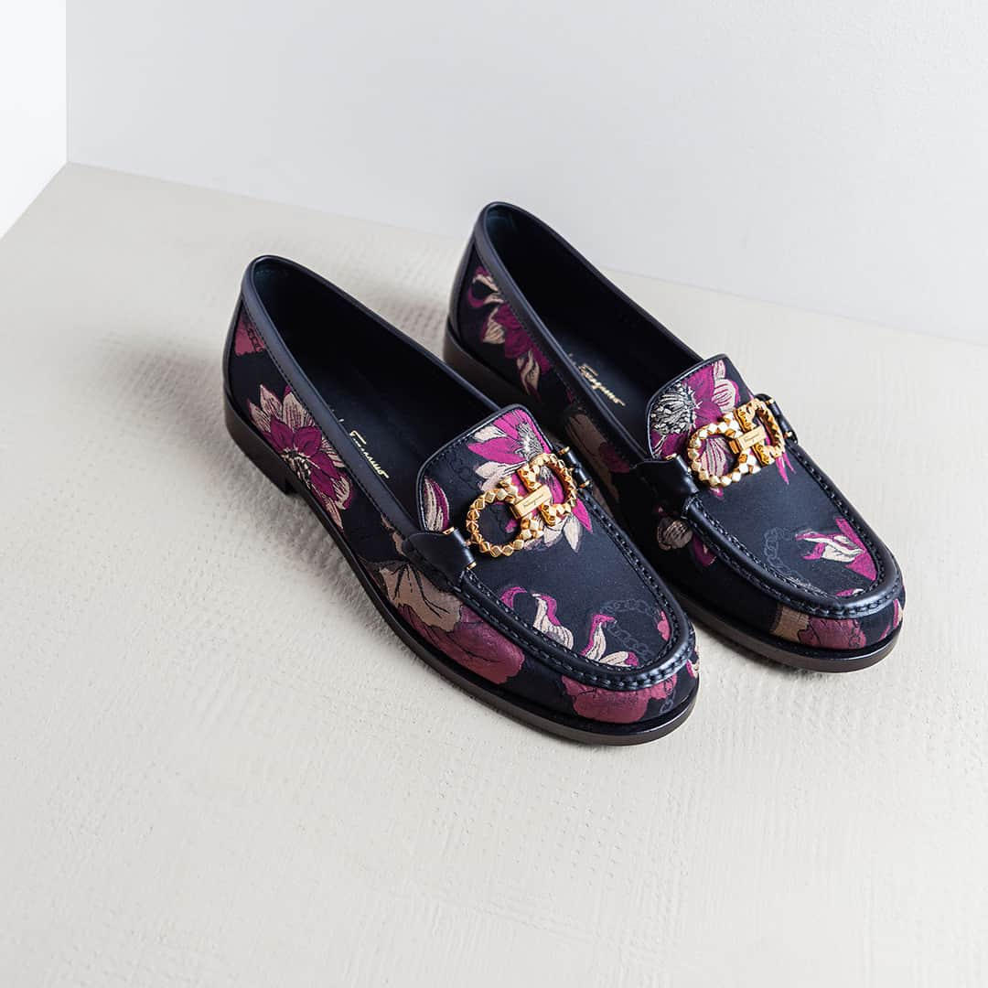 サルヴァトーレ・フェラガモさんのインスタグラム写真 - (サルヴァトーレ・フェラガモInstagram)「Bold and brilliant : #gancini moccasins get a vibrant update in floral jacquard adorned with intricate gold gancini hardware.」7月11日 21時01分 - ferragamo