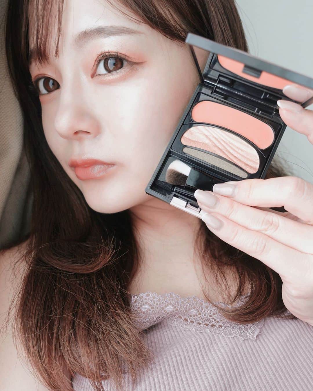 のインスタグラム：「AUBEから #ブラシひと塗りシャドウ シリーズの新色をいただきました♡⠀ ⠀ こちらは10秒で綺麗なグラデーションが出来ちゃう時短コスメ！⠀ ⠀ 今回わたしが使用しているのはオレンジ系の16。 トレンドのオレンジアイメイクが簡単に仕上がります  しかも派手すぎないオレンジカラーなので、とっても使いやすい😳⠀ ⠀ 使い方は、見たまま3色のアイシャドウを付属のブラシですっと取ってまぶたに乗せるだけ。 グラデーションを作るのが苦手って方も、これなら簡単に出来ちゃいますよ♡⠀ ⠀ リップも AUBE #美容液ルージュ 新色の【RS412】 なんとつけてるほうが荒れにくいんだって！  ローズ系の綺麗なカラーです♡⠀ ⠀ 今AUBE公式アカウント( @aube_official_jp )を フォローして該当写真にいいねをすると、10秒シャドウの新色レッド系とオレンジ系が抽選でそれぞれ15名に当たるキャンペーンを実施しているのでぜひチェックしてみてください♡⠀ ⠀ #pr #AUBE #石原さとみメイク #アイシャドウ #10秒シャドウ #時短メイク」