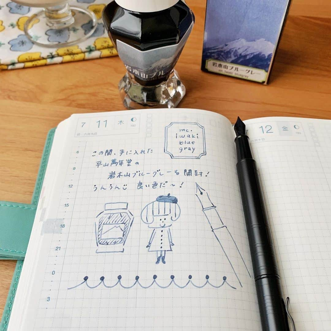 mizutamaさんのインスタグラム写真 - (mizutamaInstagram)「今日のほぼ日手帳。﻿ ﻿ 平山萬年堂さんのオリジナルインク、﻿ 岩木山ブルーグレーいい色〜☺️﻿ ﻿ そろそろきちんと﻿ インクのメモノートを作りたいな📔🖋﻿ ﻿ ﻿ ﻿ ﻿ #平山萬年堂 #弘前 #文具店﻿ #インク #インク沼 #ご当地インク﻿ #オリジナルインク #万年筆 #fountainpen﻿ #手帳 #絵日記﻿ #文房具 #文具 #文房具好き﻿﻿﻿﻿ #stationery #stationerylove﻿﻿﻿﻿ ﻿#ほぼ日 #ほぼ日手帳 #mizutamaほぼ日﻿﻿」7月11日 21時15分 - mizutamahanco