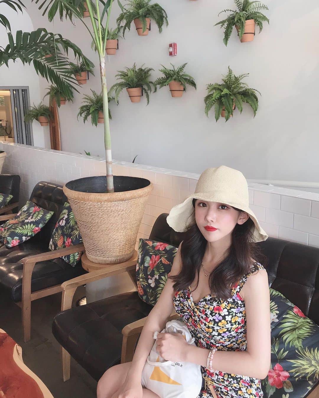 のインスタグラム：「엄마가 찍어준 베이비같은 나 👶🏻ㅋㅋㅋ _ _ _ #michika_trip #旅行 #海外旅行 #ハワイ #ハワイ旅行 #hawaii #하와이 #하와이여행 #tabippo #tabijo #女子旅 #여행스타그램 #여행에미치다 #ワイキキ #タビジョ #ホノルル #호놀룰루」